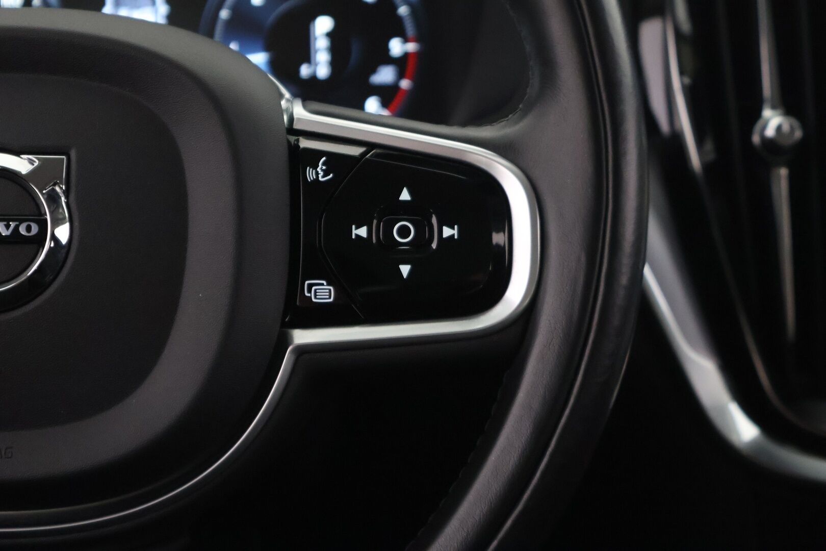 Volvo V60 2019 D3 Momentum Aut. - *Webasto | ACC | Pilot assist | Peruutuskamera | VOC | Navigointi | Led-ajovalot | 2x Renkaat & Vanteet | Merkkihuoltohistoria | Vähän ajettu*