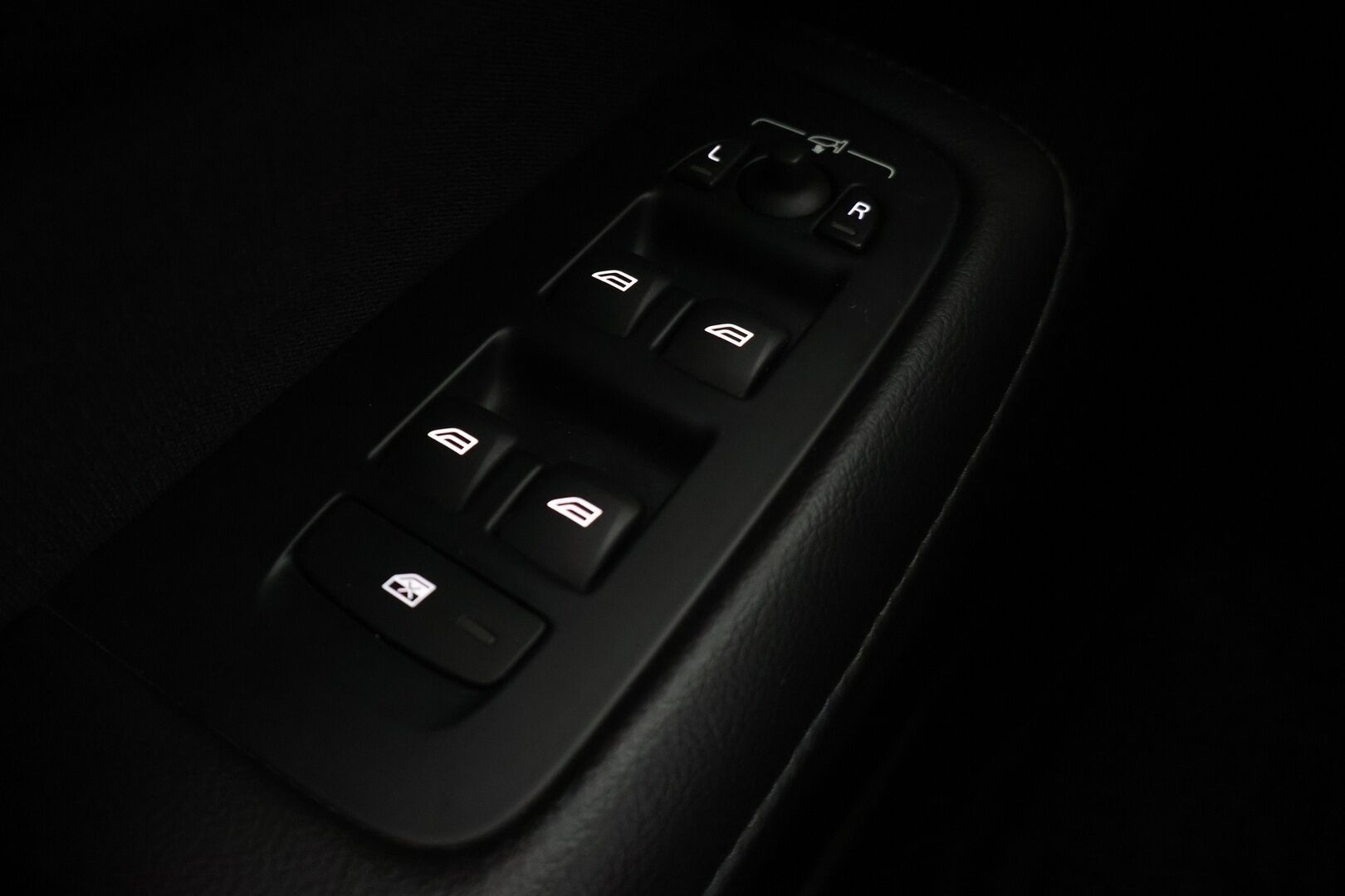 Volvo V60 2019 D3 Momentum Aut. - *Webasto | ACC | Pilot assist | Peruutuskamera | VOC | Navigointi | Led-ajovalot | 2x Renkaat & Vanteet | Merkkihuoltohistoria | Vähän ajettu*