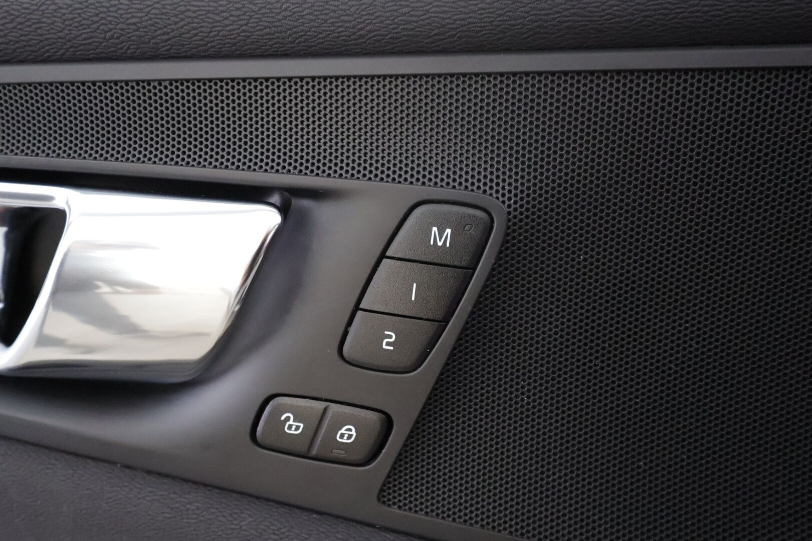 Volvo XC60 2020 T8 TwE AWD R-Design aut * ACC / P.kamera / Full LED / Navi / Muistipenkki / Panorama / Webasto / Koukku / BLIS * - Suomi-auto / Kahdet renkaat aluvanteilla / Merkkihuollettu