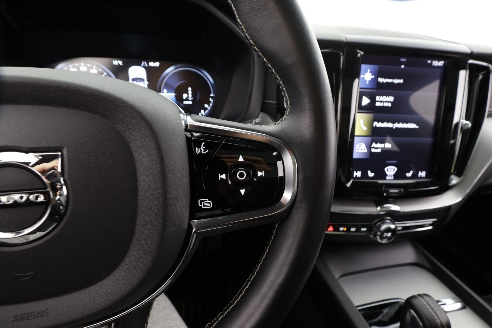 Volvo XC60 2020 T8 TwE AWD R-Design aut * ACC / P.kamera / Full LED / Navi / Muistipenkki / Panorama / Webasto / Koukku / BLIS * - Suomi-auto / Kahdet renkaat aluvanteilla / Merkkihuollettu