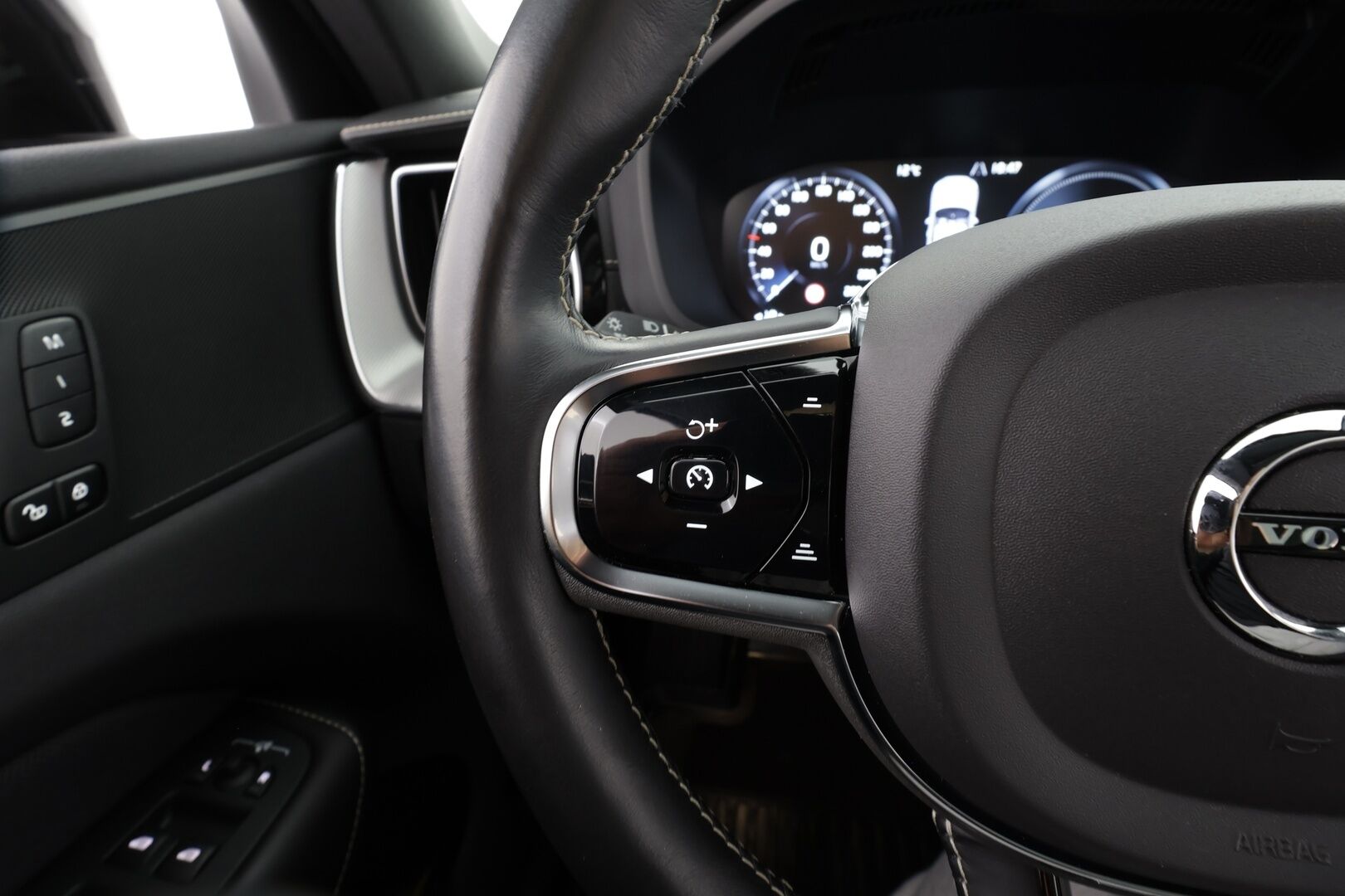 Volvo XC60 2020 T8 TwE AWD R-Design aut * ACC / P.kamera / Full LED / Navi / Muistipenkki / Panorama / Webasto / Koukku / BLIS * - Suomi-auto / Kahdet renkaat aluvanteilla / Merkkihuollettu