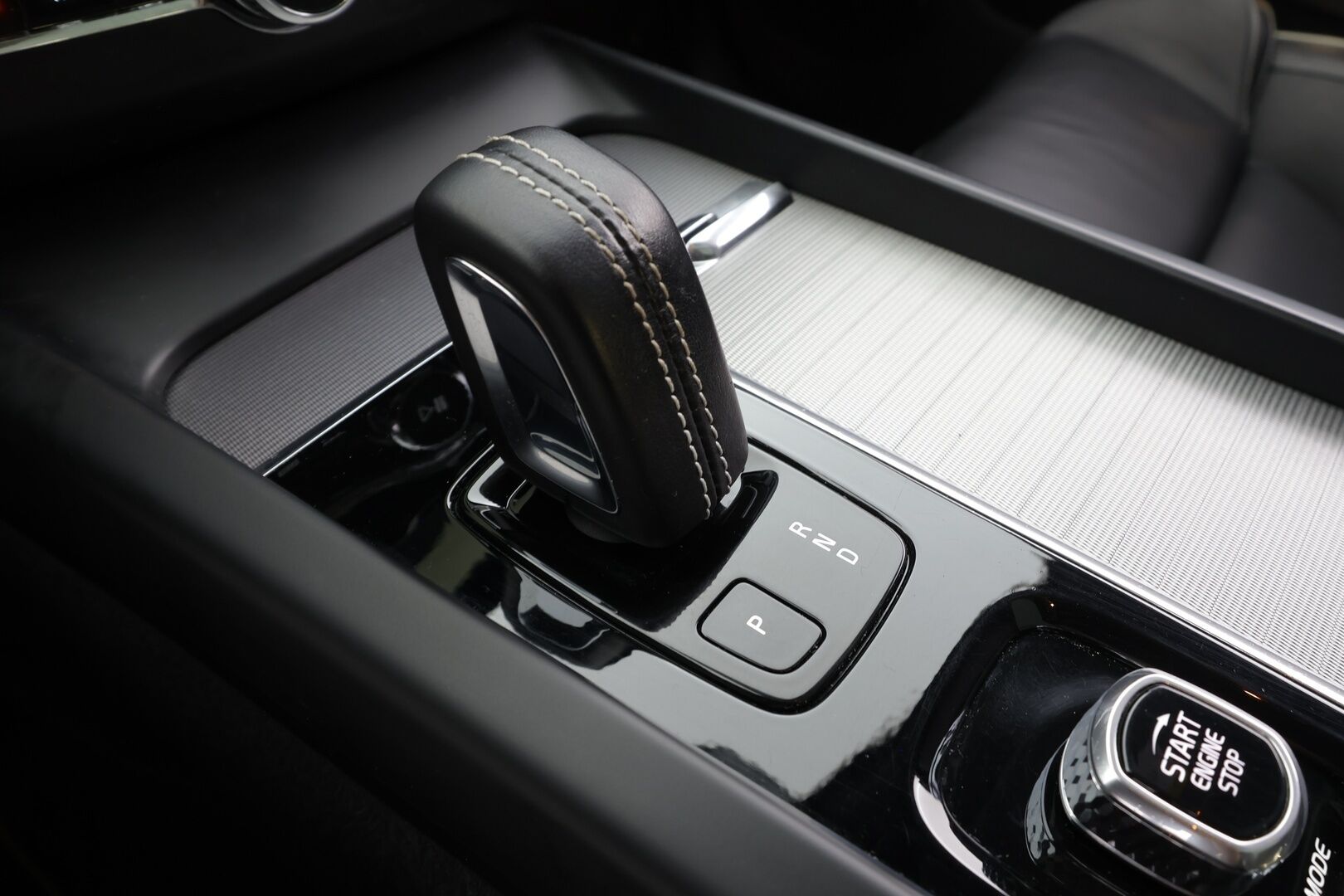 Volvo XC60 2020 T8 TwE AWD R-Design aut * ACC / P.kamera / Full LED / Navi / Muistipenkki / Panorama / Webasto / Koukku / BLIS * - Suomi-auto / Kahdet renkaat aluvanteilla / Merkkihuollettu