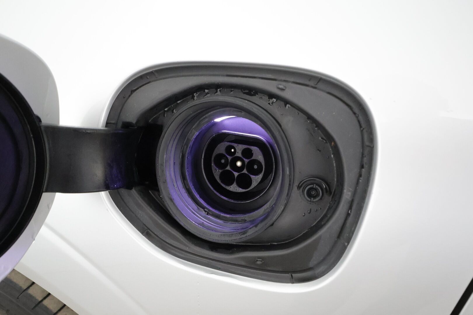 Volvo XC60 2020 T8 TwE AWD R-Design aut * ACC / P.kamera / Full LED / Navi / Muistipenkki / Panorama / Webasto / Koukku / BLIS * - Suomi-auto / Kahdet renkaat aluvanteilla / Merkkihuollettu