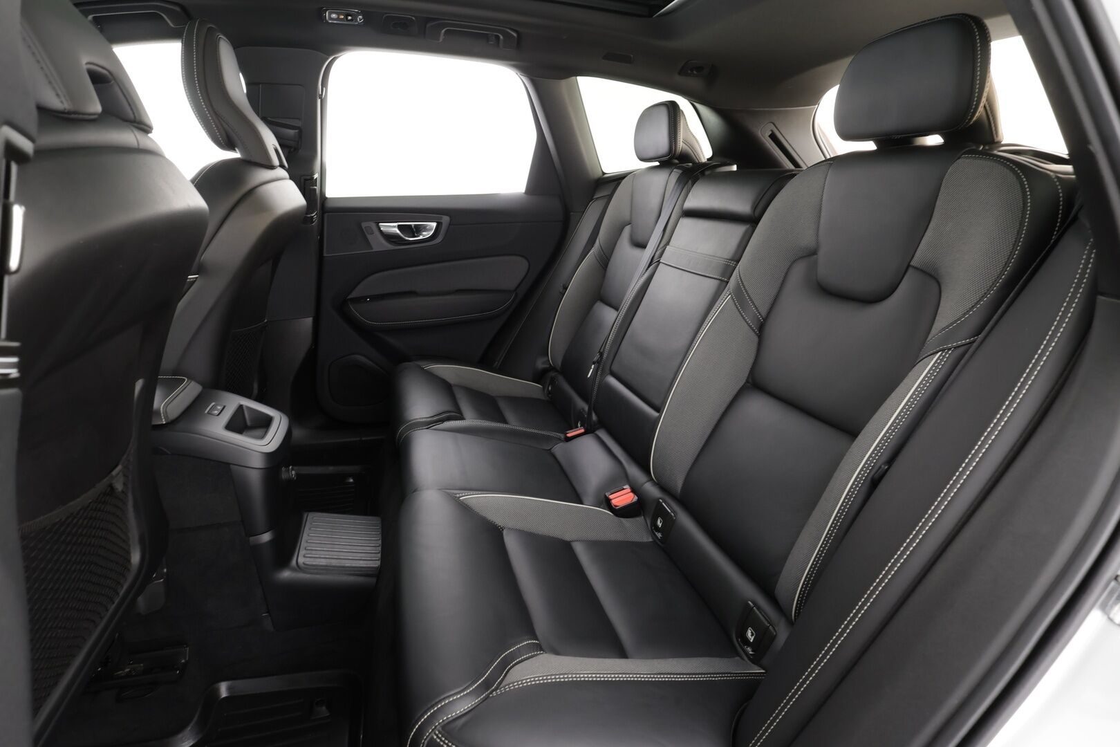 Volvo XC60 2020 T8 TwE AWD R-Design aut * ACC / P.kamera / Full LED / Navi / Muistipenkki / Panorama / Webasto / Koukku / BLIS * - Suomi-auto / Kahdet renkaat aluvanteilla / Merkkihuollettu