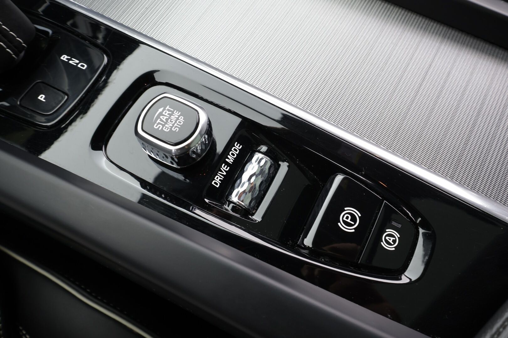 Volvo XC60 2020 T8 TwE AWD R-Design aut * ACC / P.kamera / Full LED / Navi / Muistipenkki / Panorama / Webasto / Koukku / BLIS * - Suomi-auto / Kahdet renkaat aluvanteilla / Merkkihuollettu