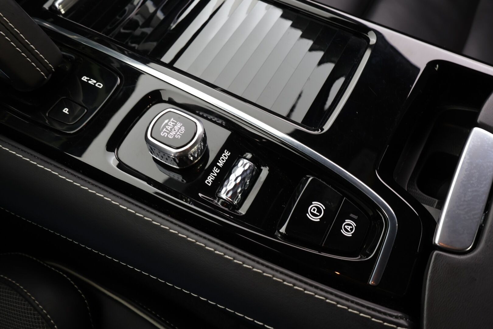 Volvo S60 2020 T8 TwE AWD Business R-Design aut * H&K / Webasto / Koukku / ACC / Full-LED / P.Kamera / Sportpenkki Muistipenkki * - Suomi-auto / 2x Latauskaapelit / Kahdet Renkaat - HULLUT BLACKWEEK JATKOT - KORKOTARJOUS 2,49%