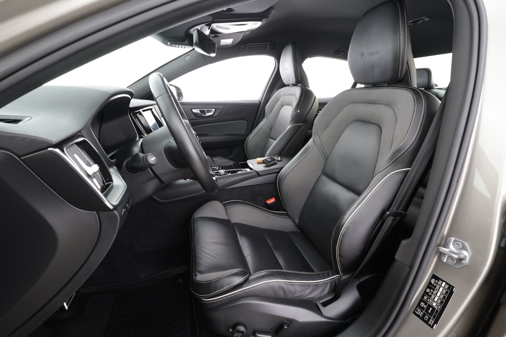 Volvo S60 2020 T8 TwE AWD Business R-Design aut * H&K / Webasto / Koukku / ACC / Full-LED / P.Kamera / Sportpenkki Muistipenkki * - Suomi-auto / 2x Latauskaapelit / Kahdet Renkaat - HULLUT BLACKWEEK JATKOT - KORKOTARJOUS 2,49%