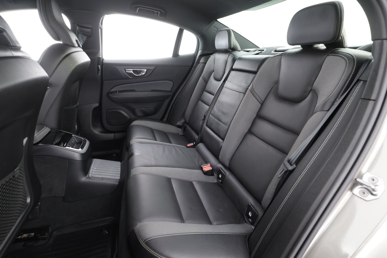 Volvo S60 2020 T8 TwE AWD Business R-Design aut * H&K / Webasto / Koukku / ACC / Full-LED / P.Kamera / Sportpenkki Muistipenkki * - Suomi-auto / 2x Latauskaapelit / Kahdet Renkaat - HULLUT BLACKWEEK JATKOT - KORKOTARJOUS 2,49%