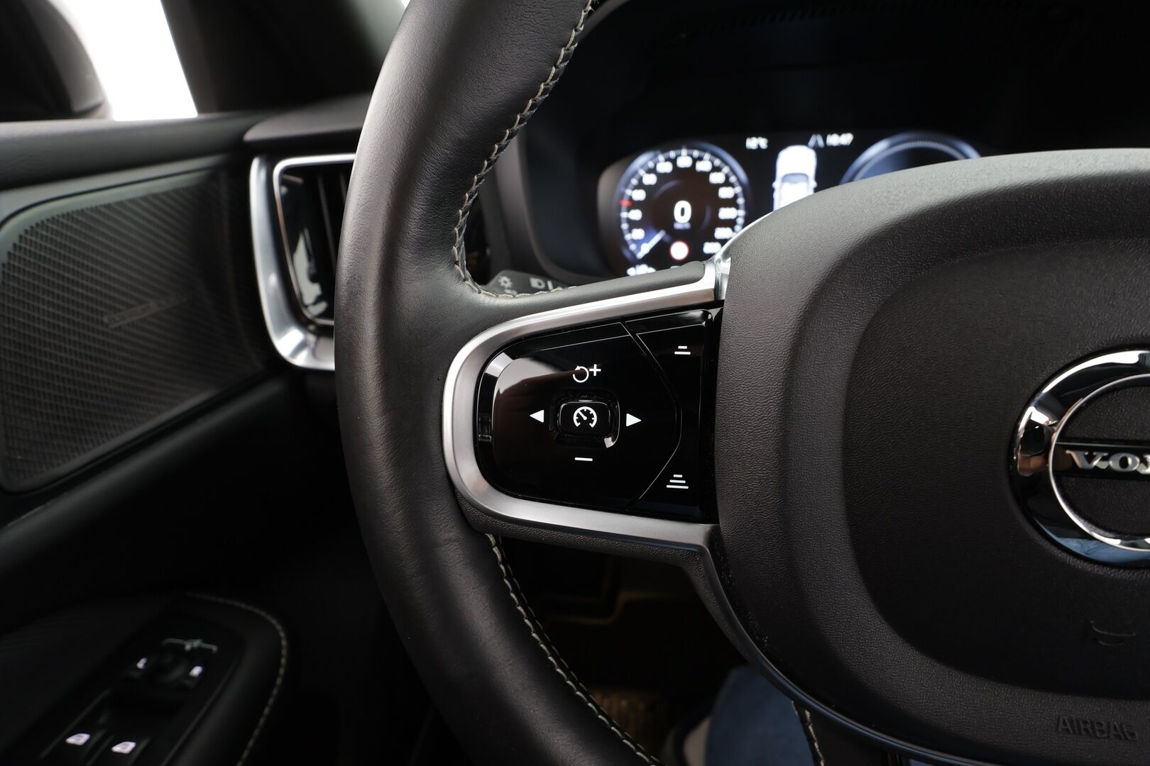 Volvo S60 2020 T8 TwE AWD Business R-Design aut * H&K / Webasto / Koukku / ACC / Full-LED / P.Kamera / Sportpenkki Muistipenkki * - Suomi-auto / 2x Latauskaapelit / Kahdet Renkaat - HULLUT BLACKWEEK JATKOT - KORKOTARJOUS 2,49%