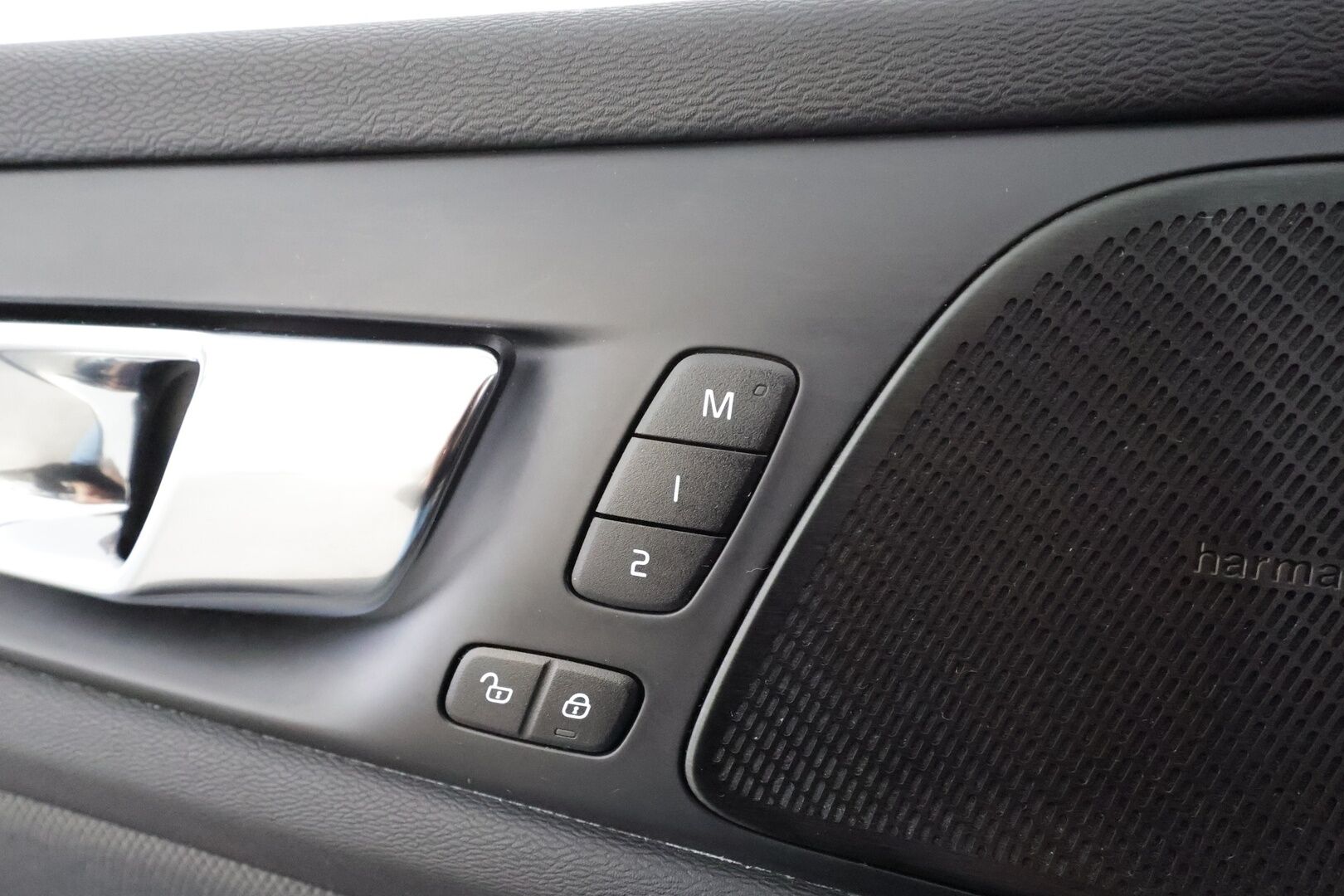 Volvo S60 2020 T8 TwE AWD Business R-Design aut * H&K / Webasto / Koukku / ACC / Full-LED / P.Kamera / Sportpenkki Muistipenkki * - Suomi-auto / 2x Latauskaapelit / Kahdet Renkaat - HULLUT BLACKWEEK JATKOT - KORKOTARJOUS 2,49%