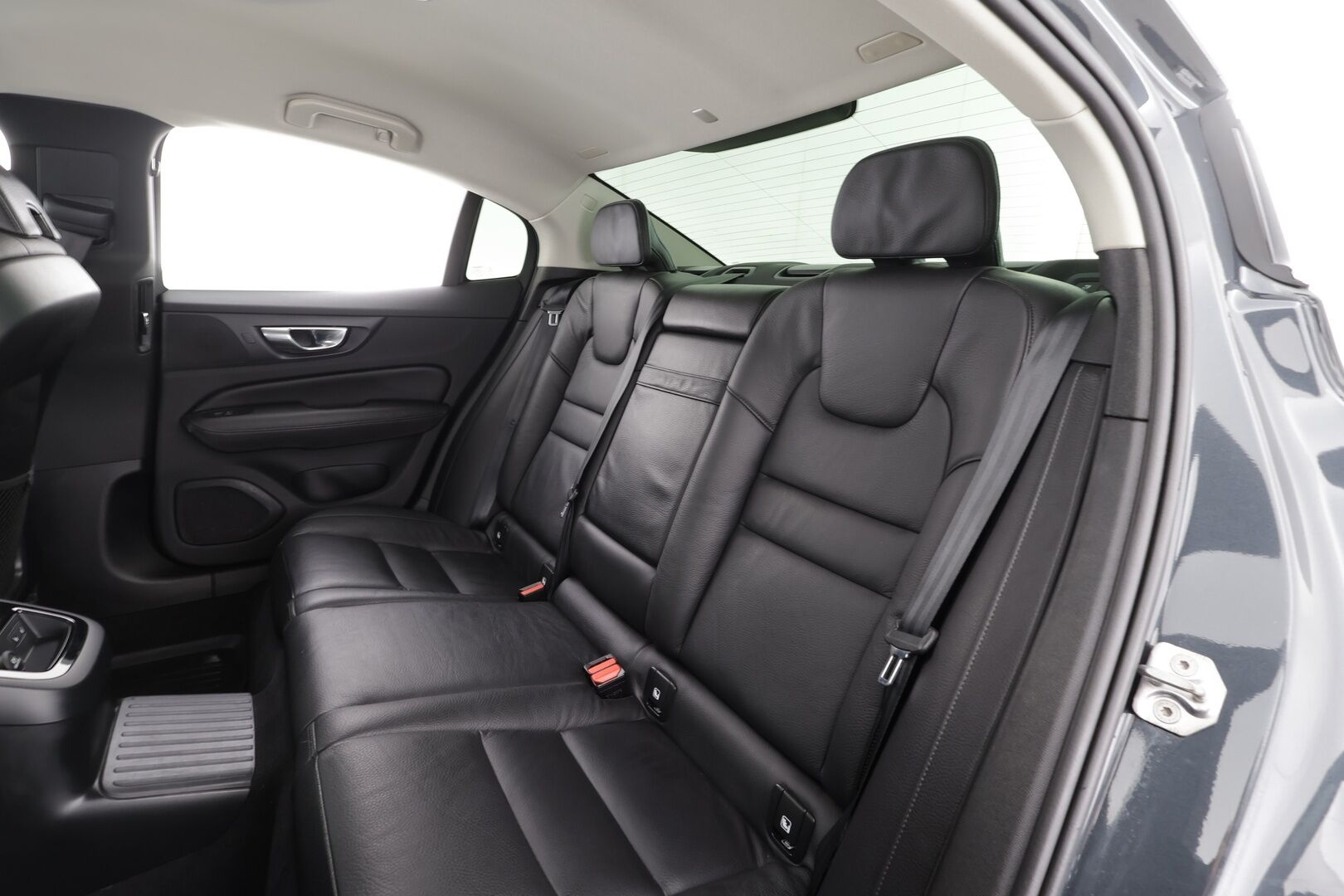 Volvo S60 2020 T8 TwE AWD Business Inscription aut * Webasto / Adapt.Vakkari / Nahkasisusta / Navi / Muistipenkki / KeylessGo / P.Tutkat - Akku kuntotarkastettu / Suomi-auto / Kahdet renkaat aluvanteilla