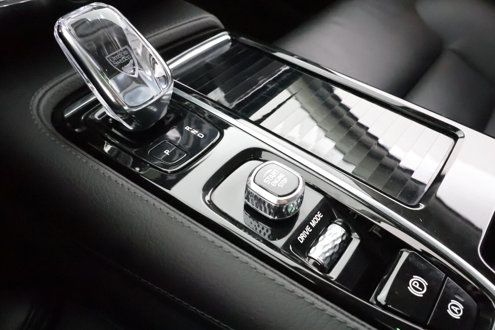 Volvo S60 2020 T8 TwE AWD Business Inscription aut * Webasto / Adapt.Vakkari / Nahkasisusta / Navi / Muistipenkki / KeylessGo / P.Tutkat - Akku kuntotarkastettu / Suomi-auto / Kahdet renkaat aluvanteilla