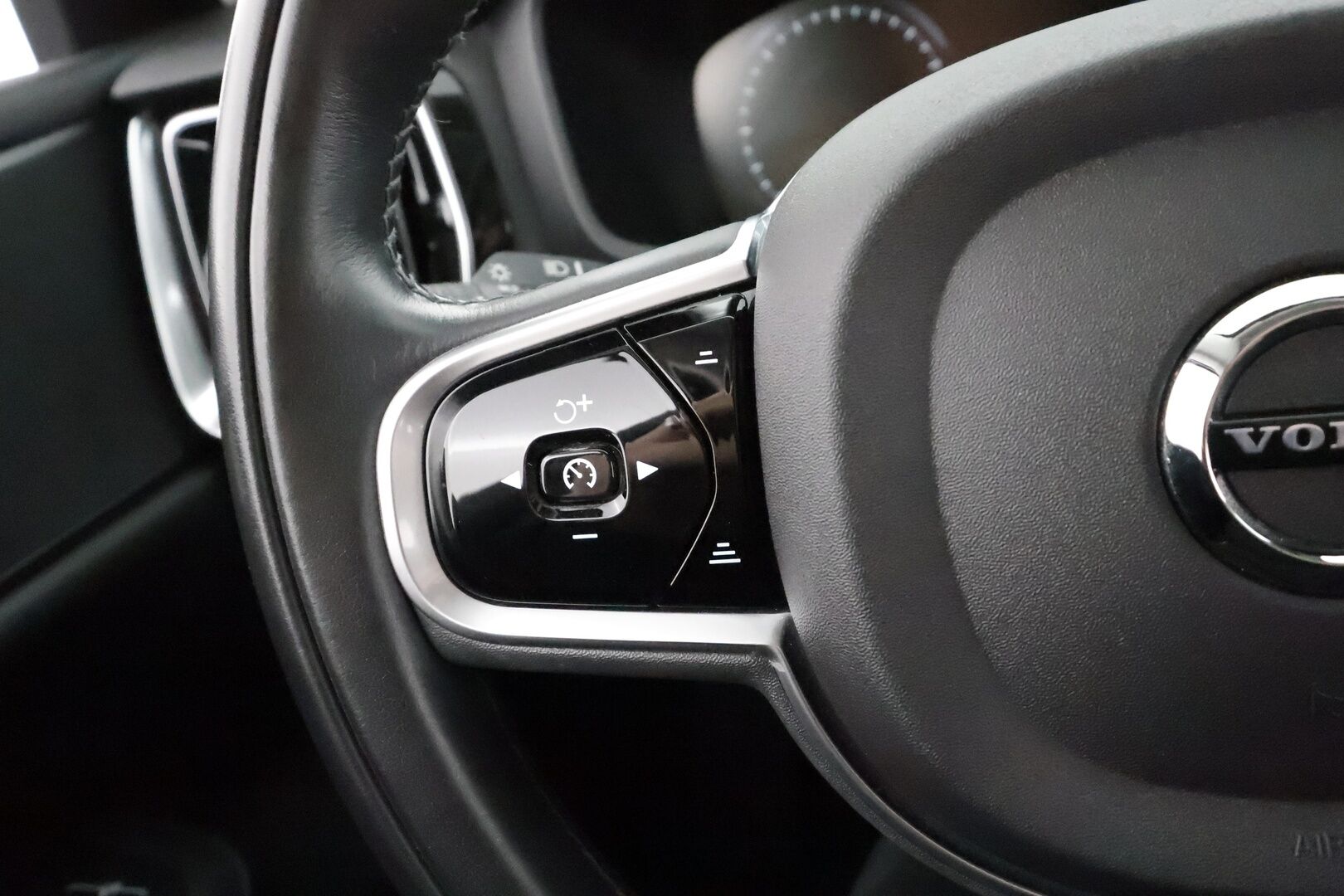 Volvo S60 2020 T8 TwE AWD Business Inscription aut * ACC / P.tutkat / Webasto / LED / Navi / Muistipenkki / Nahat / KeylessGo * - Suomi-auto / Kahdet renkaat aluvanteilla - HULLU BLACKWEEK KORKOTARJOUS 2,49%