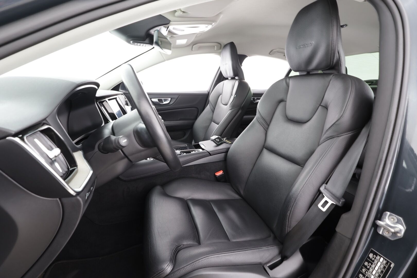 Volvo S60 2020 T8 TwE AWD Business Inscription aut * ACC / P.tutkat / Webasto / LED / Navi / Muistipenkki / Nahat / KeylessGo * - Suomi-auto / Kahdet renkaat aluvanteilla - HULLU BLACKWEEK KORKOTARJOUS 2,49%