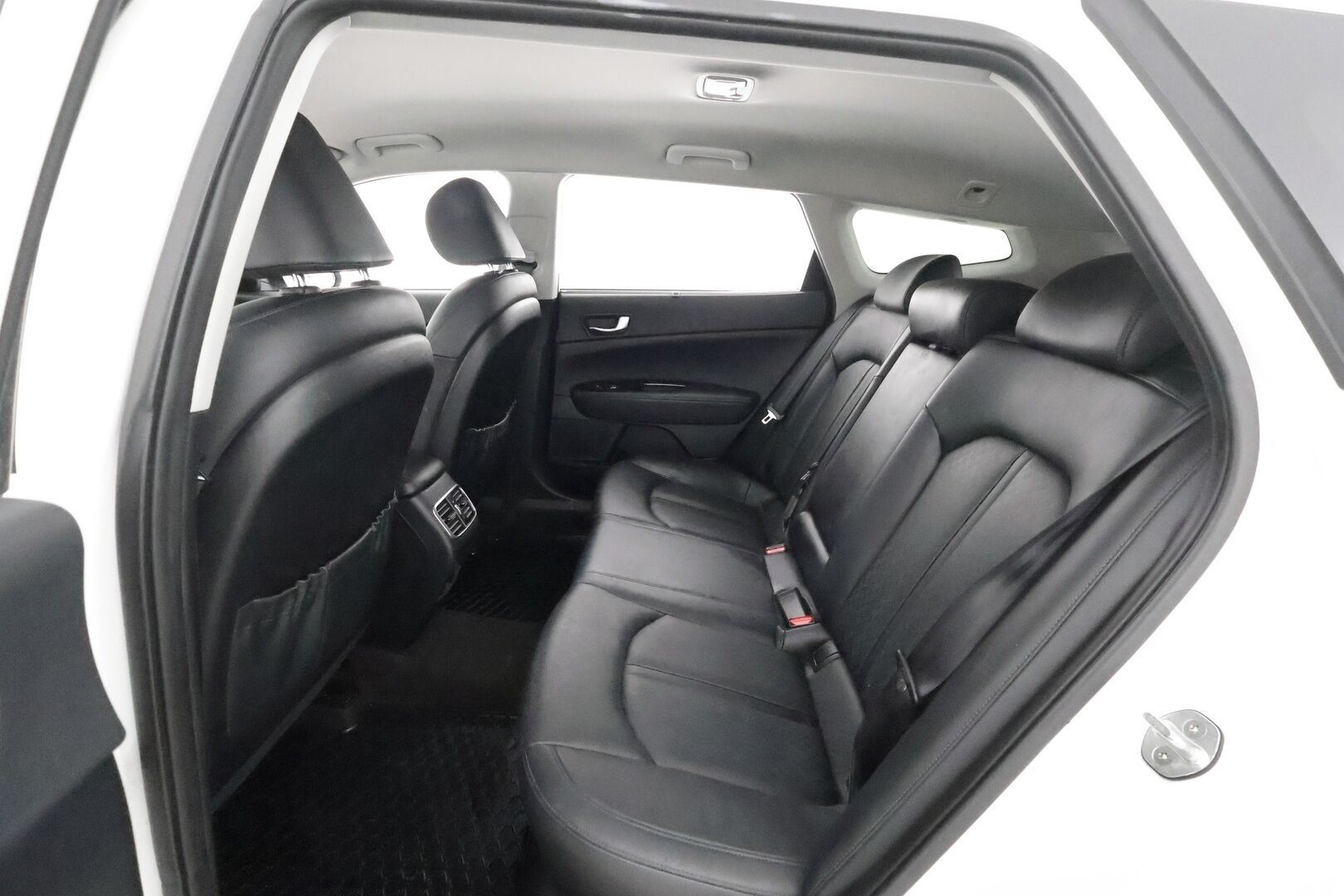 Kia Optima 2018 2,0 GDI PHEV Business Premium SW A/T - Adapt.vakkari / H&K / P.kamera / Tuuletetut nahkapenkit / Keyless / Apple&Android / Navi!