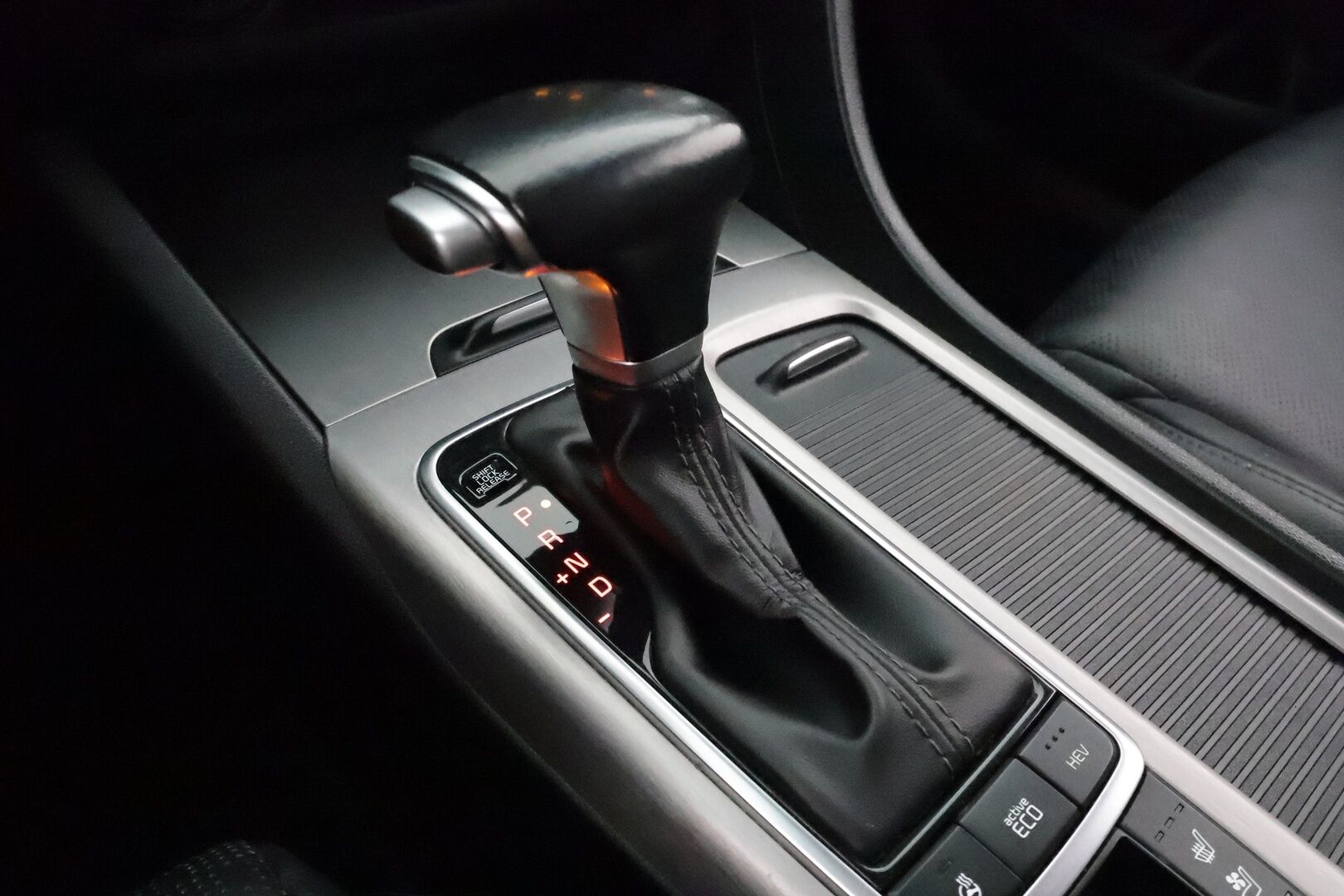 Kia Optima 2018 2,0 GDI PHEV Business Premium SW A/T - Adapt.vakkari / H&K / P.kamera / Tuuletetut nahkapenkit / Keyless / Apple&Android / Navi!