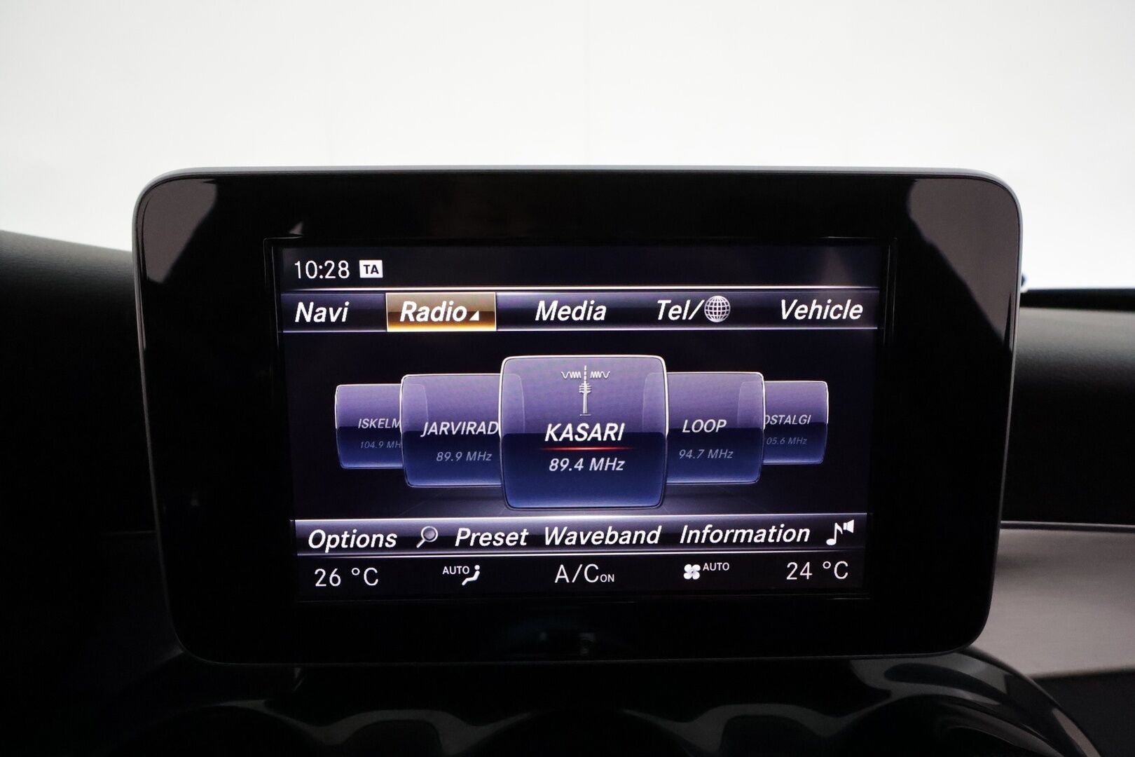 Mercedes-Benz C 2017 220d T 4MATIC 9G-Tronic *Distronic+ / Burmester / ILS-LED / P.tutkat / Navi / Puolinahat* - Kahdet renkaat aluvanteilla