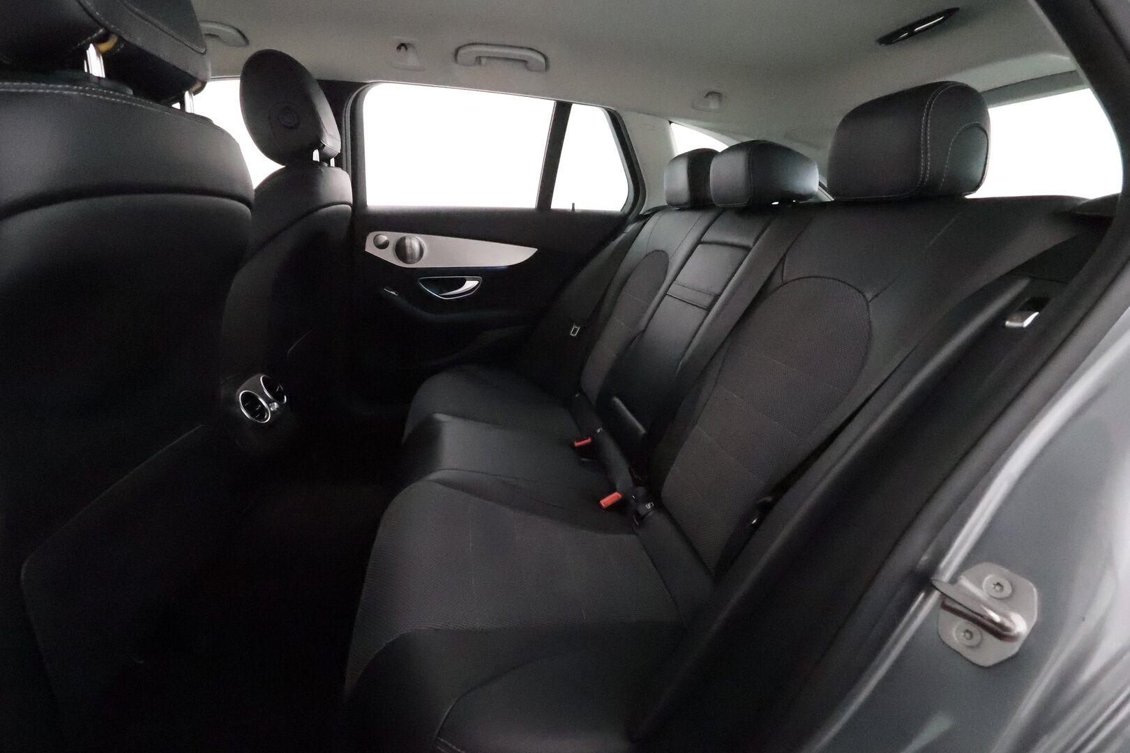 Mercedes-Benz C 2017 220d T 4MATIC 9G-Tronic *Distronic+ / Burmester / ILS-LED / P.tutkat / Navi / Puolinahat* - Kahdet renkaat aluvanteilla