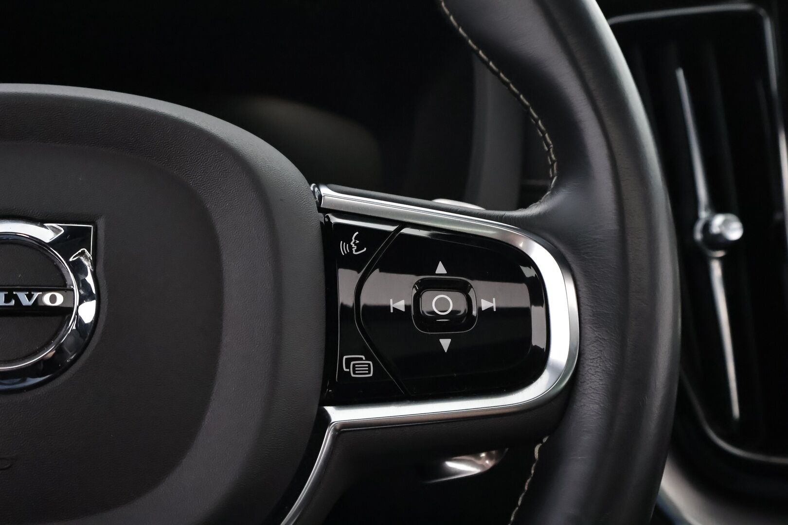 Volvo XC60 2020 T8 TwE AWD R-Design aut - Webasto | Adapt.vakkari | Harman&Kardon | Panorama | Muistipenkki | Vetokoukku | Full-LED | Peruutuskamera | Matkalla myymälään!