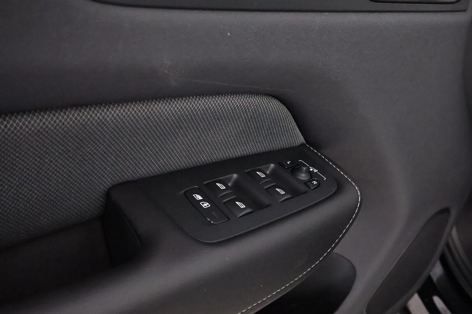 Volvo XC60 2020 T8 TwE AWD R-Design aut - Webasto | Adapt.vakkari | Harman&Kardon | Panorama | Muistipenkki | Vetokoukku | Full-LED | Peruutuskamera | Matkalla myymälään!