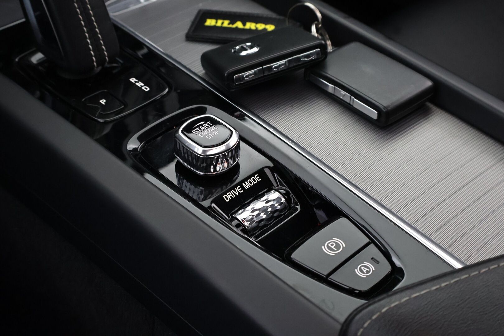 Volvo XC60 2020 T8 TwE AWD R-Design aut - Webasto | Adapt.vakkari | Harman&Kardon | Panorama | Muistipenkki | Vetokoukku | Full-LED | Peruutuskamera | Matkalla myymälään!