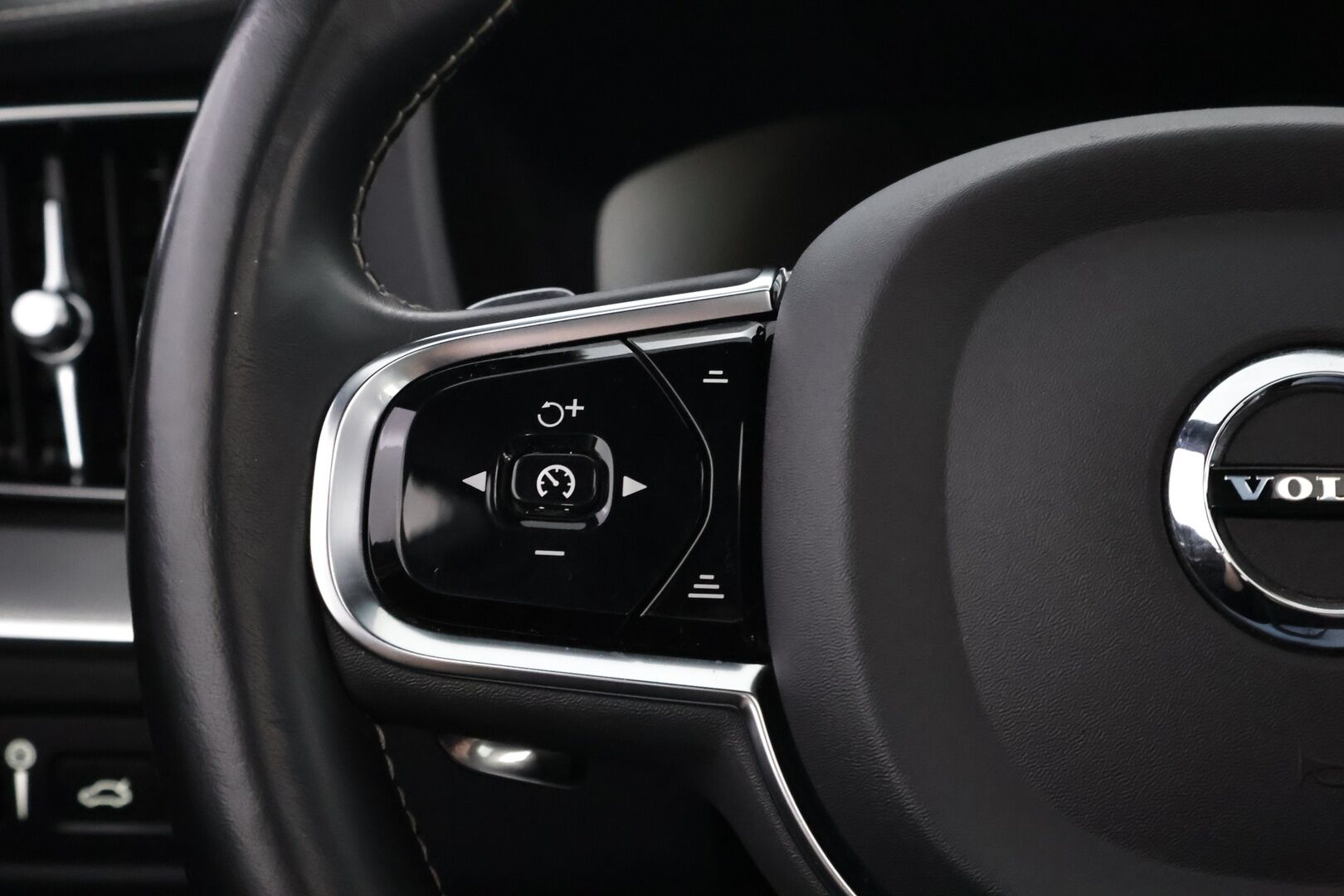 Volvo XC60 2020 T8 TwE AWD R-Design aut - Webasto | Adapt.vakkari | Harman&Kardon | Panorama | Muistipenkki | Vetokoukku | Full-LED | Peruutuskamera | Matkalla myymälään!