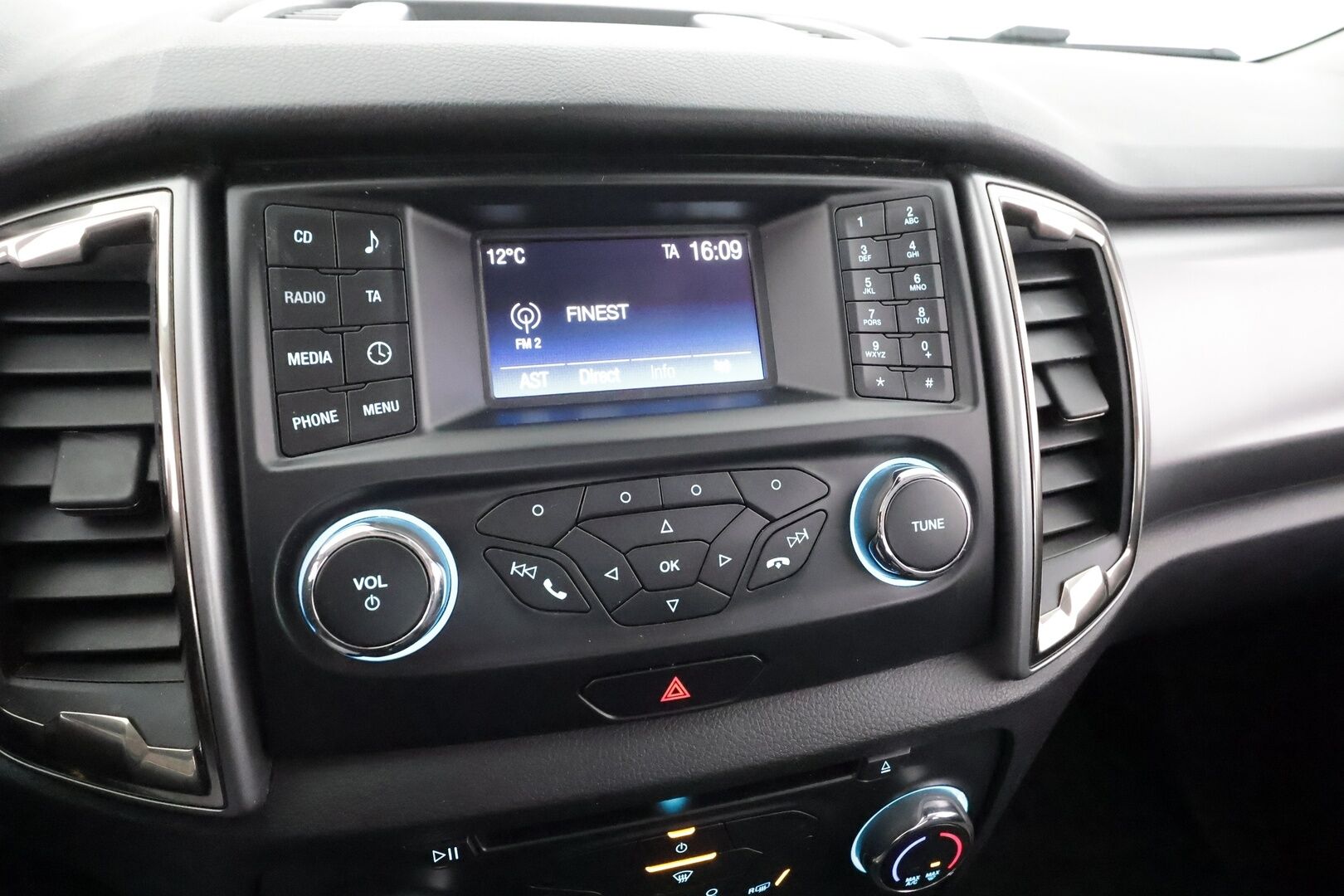 Ford Ranger 2019 Super Cab 2,0TDCi 170 hp A10 4x4 XLT * Webasto / Koukku / P.Kamera / Vakkari / Kaistavahti / Bluetooth * - 1-om Suomi-auto / Kahdet renkaat aluvanteilla