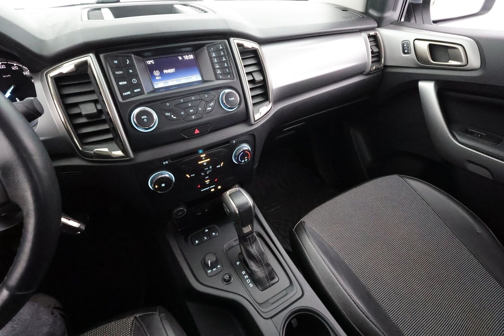 Ford Ranger 2019 Super Cab 2,0TDCi 170 hp A10 4x4 XLT * Webasto / Koukku / P.Kamera / Vakkari / Kaistavahti / Bluetooth * - 1-om Suomi-auto / Kahdet renkaat aluvanteilla