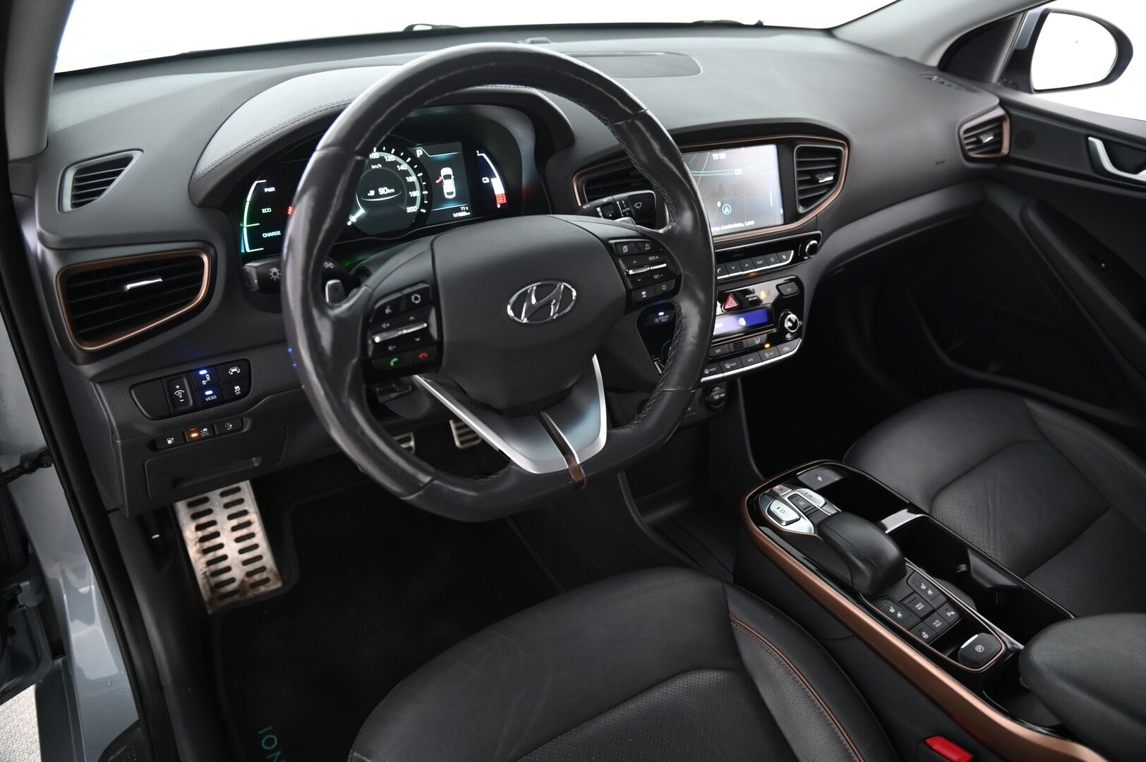 Hyundai IONIQ ELECTRIC 2018 Premium Executive *ACC / Ilmastoidut- ja lämmitettävät nahat / Infinity / Appconnect / Kuskinmuistipekki / Blis* - Kamera / Lämpöpumppu / 2x hyvät renkaat ja vanteet / Lämpöratti