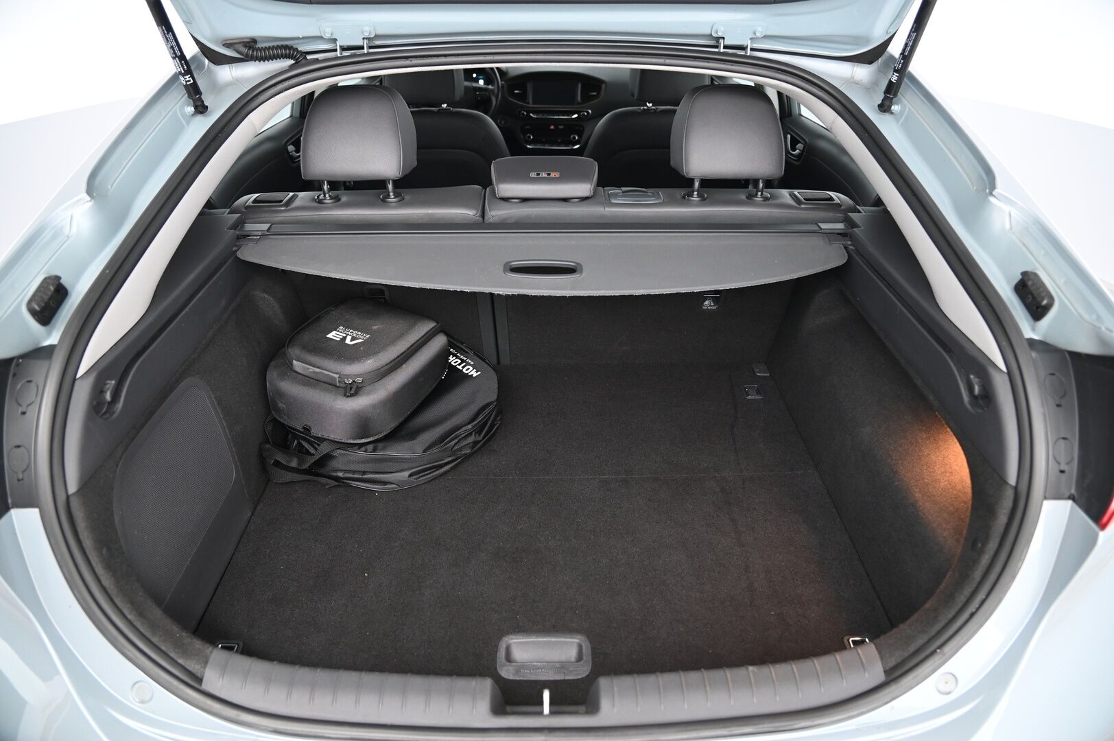 Hyundai IONIQ ELECTRIC 2018 Premium Executive *ACC / Ilmastoidut- ja lämmitettävät nahat / Infinity / Appconnect / Kuskinmuistipekki / Blis* - Kamera / Lämpöpumppu / 2x hyvät renkaat ja vanteet / Lämpöratti