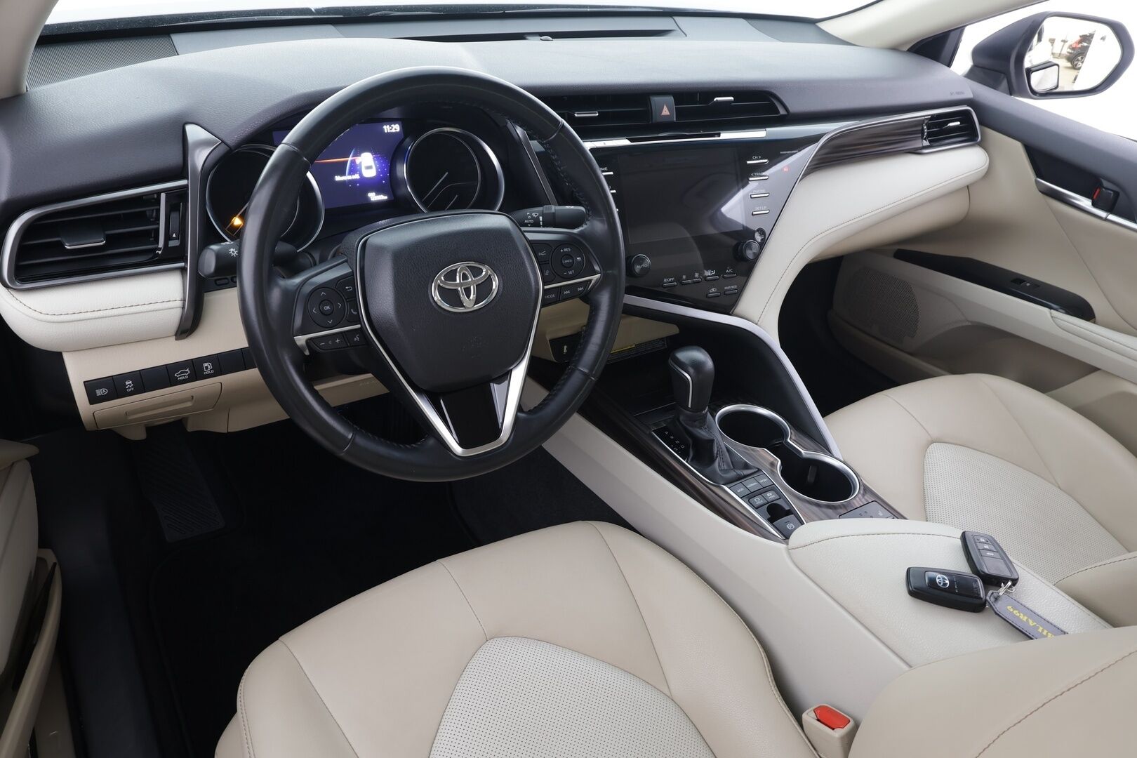 Toyota Camry 2019 2,5 Hybrid Style * Sisätilanlämmitin / ACC / LED / P.Kamera / Sähköpenkit / Navi / Keyless * - Merkkihuollot / Kahdet renkaat aluvanteilla / Suomi-auto