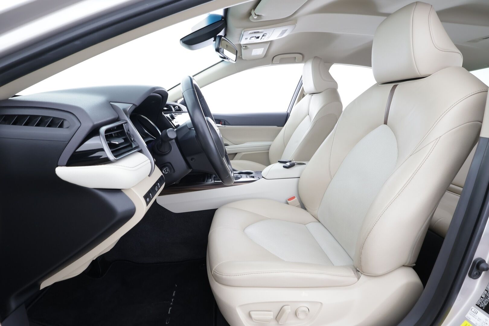 Toyota Camry 2019 2,5 Hybrid Style * Sisätilanlämmitin / ACC / LED / P.Kamera / Sähköpenkit / Navi / Keyless * - Merkkihuollot / Kahdet renkaat aluvanteilla / Suomi-auto