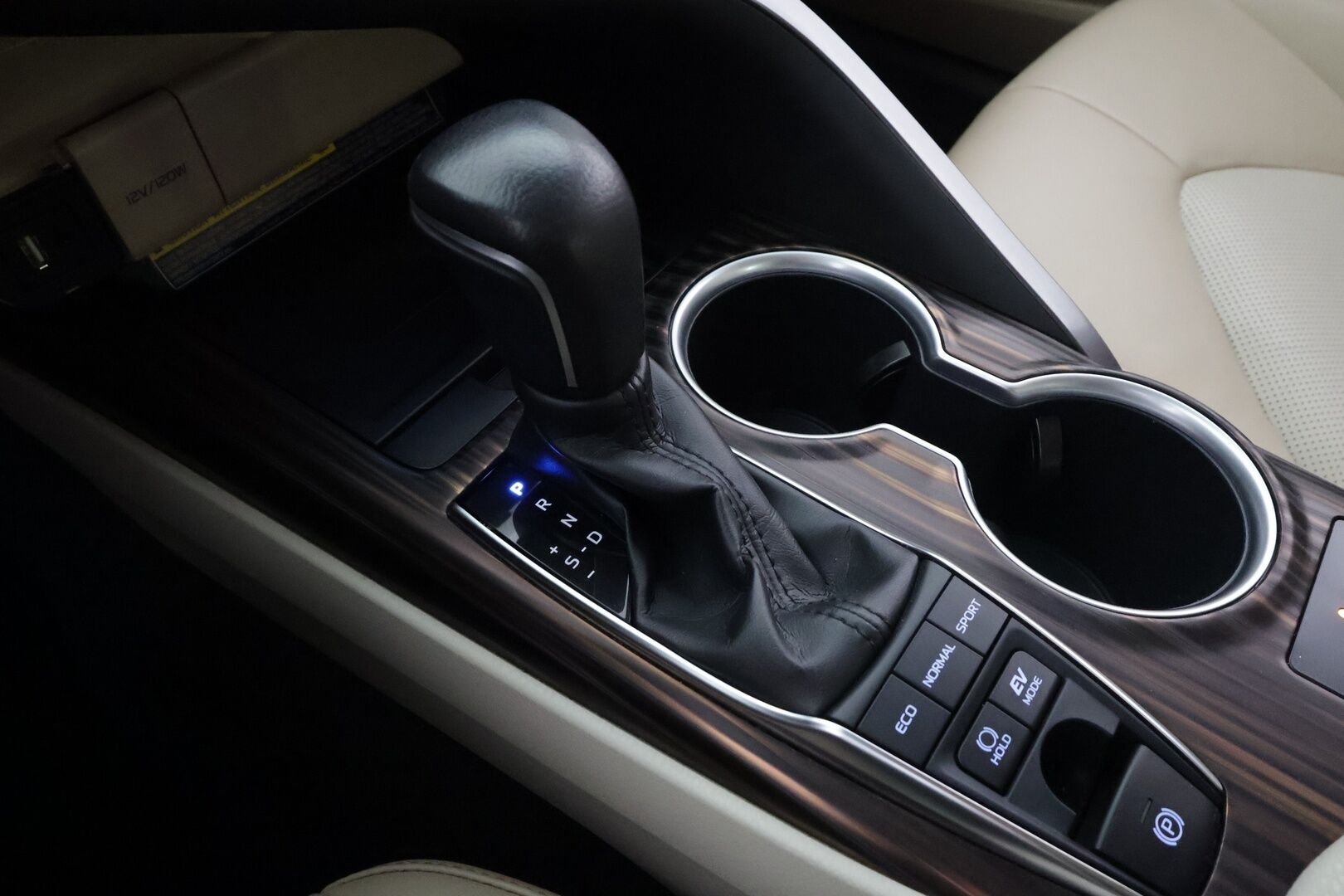 Toyota Camry 2019 2,5 Hybrid Style * Sisätilanlämmitin / ACC / LED / P.Kamera / Sähköpenkit / Navi / Keyless * - Merkkihuollot / Kahdet renkaat aluvanteilla / Suomi-auto