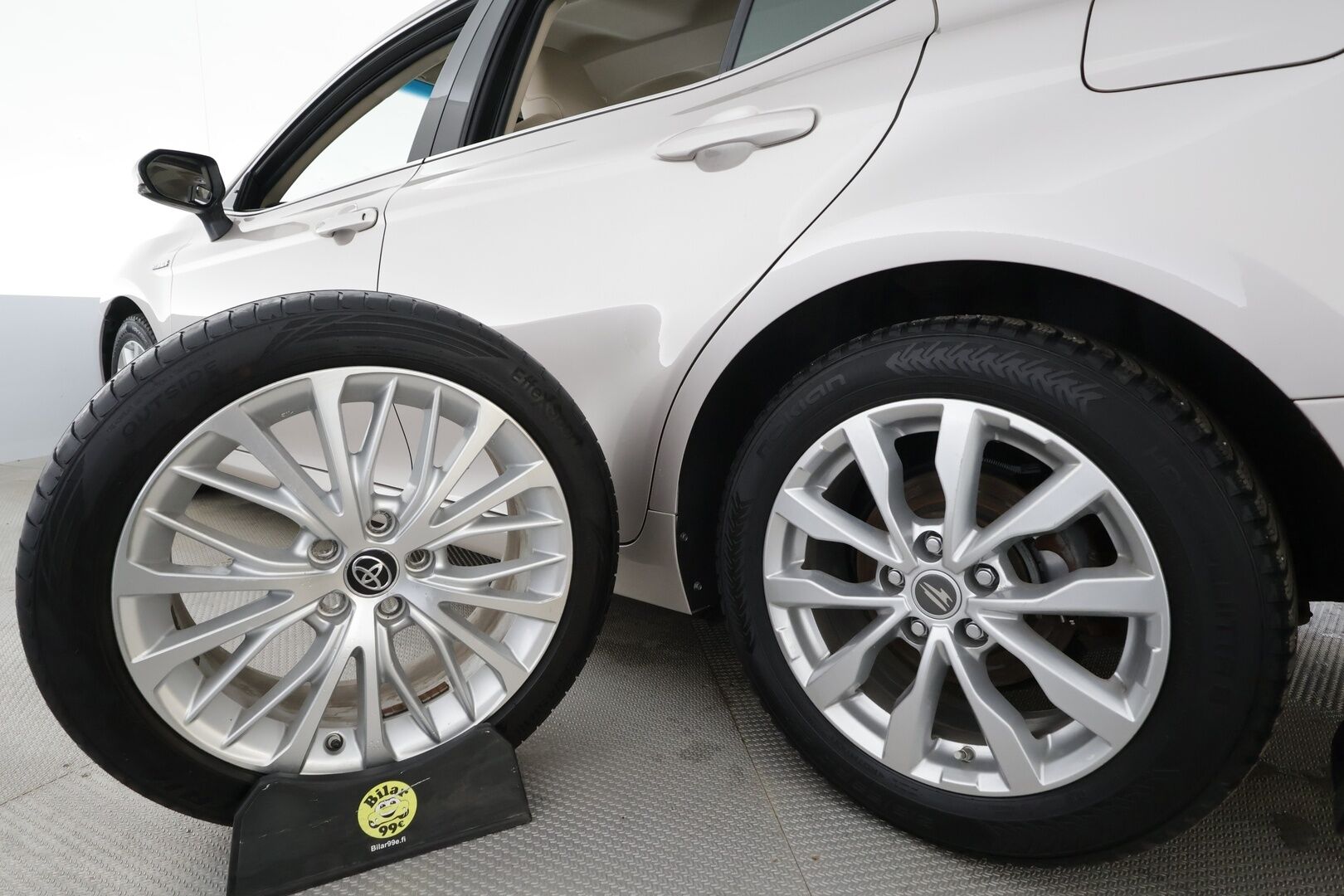 Toyota Camry 2019 2,5 Hybrid Style * Sisätilanlämmitin / ACC / LED / P.Kamera / Sähköpenkit / Navi / Keyless * - Merkkihuollot / Kahdet renkaat aluvanteilla / Suomi-auto