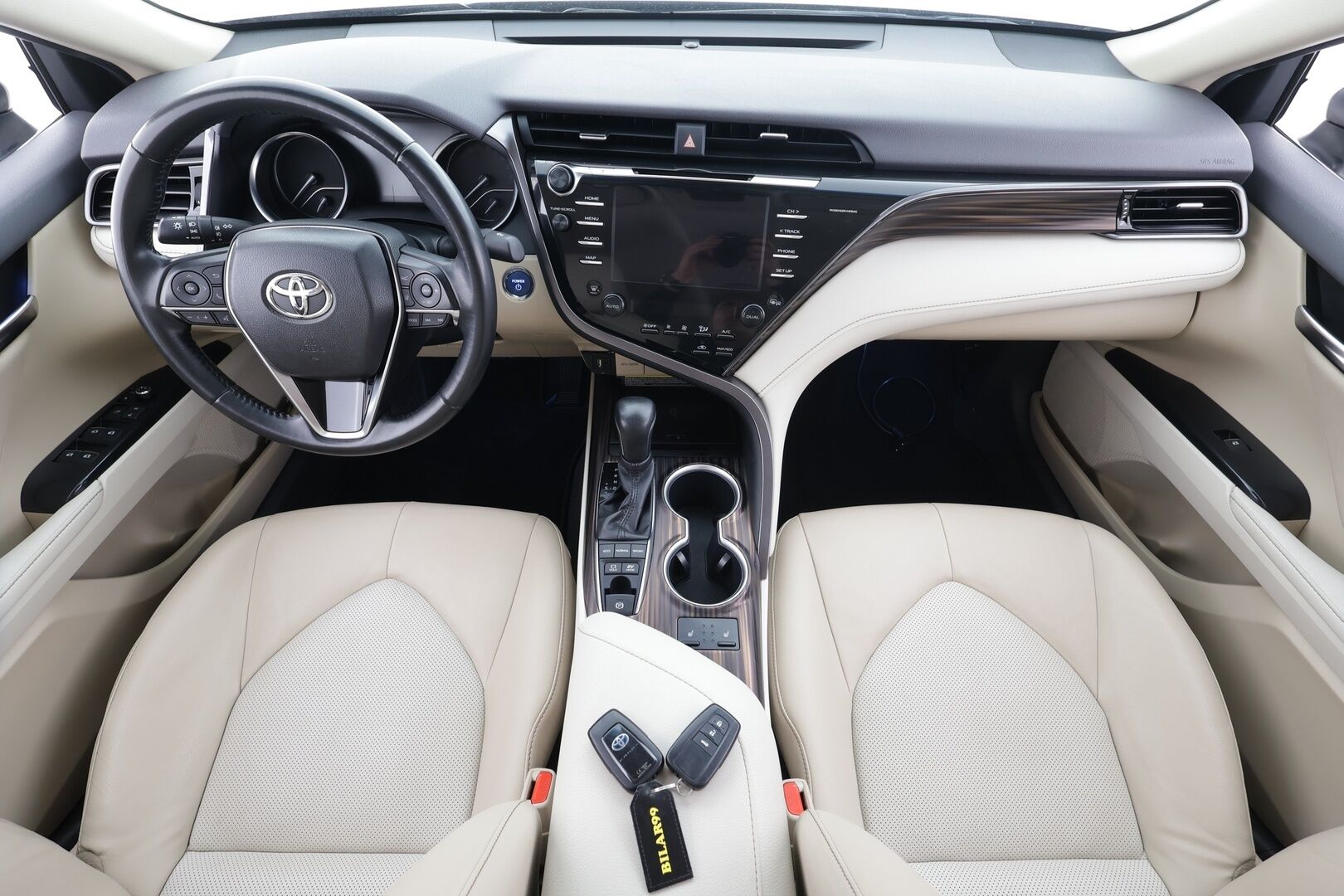 Toyota Camry 2019 2,5 Hybrid Style * Sisätilanlämmitin / ACC / LED / P.Kamera / Sähköpenkit / Navi / Keyless * - Merkkihuollot / Kahdet renkaat aluvanteilla / Suomi-auto