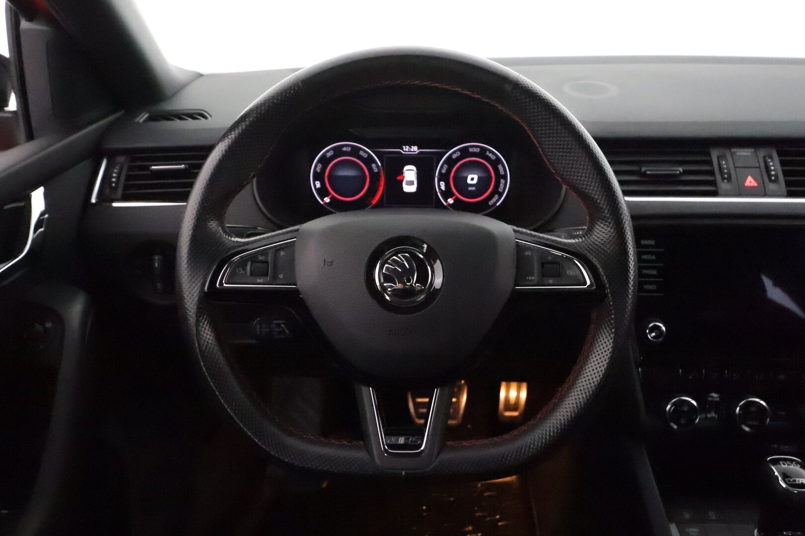 Skoda Octavia 2020 2,0 TSI RS BusinessLine DSG Autom. **Adapt.vakkari / Webasto / Muistipenkki / LED / Navi / Sporttipenkit** - Suomi-auto / Kahdet renkaat aluvanteilla / P.kamera / Digimittaristo / Penkinlämmittimet takana / Tuulilasin lämmitin 