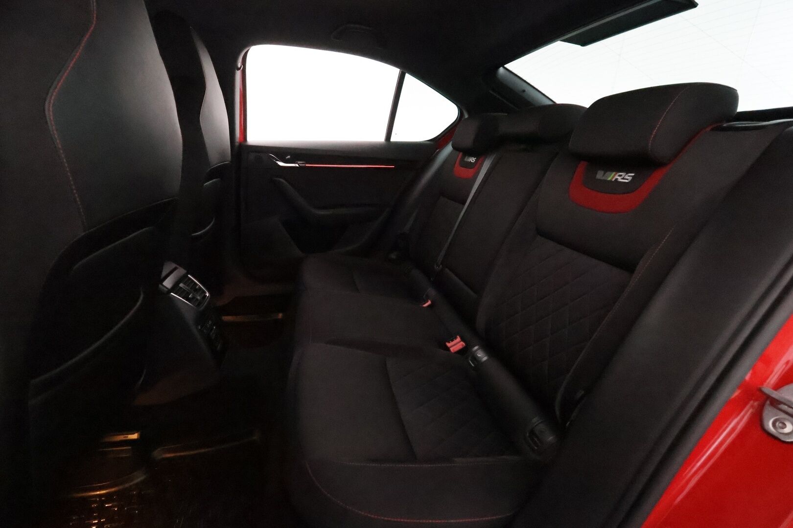 Skoda Octavia 2020 2,0 TSI RS BusinessLine DSG Autom. **Adapt.vakkari / Webasto / Muistipenkki / LED / Navi / Sporttipenkit** - Suomi-auto / Kahdet renkaat aluvanteilla / P.kamera / Digimittaristo / Penkinlämmittimet takana / Tuulilasin lämmitin 