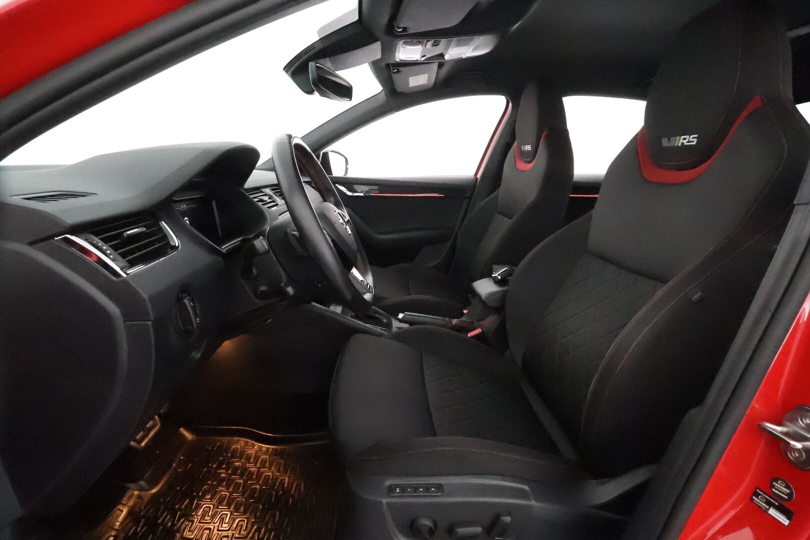 Skoda Octavia 2020 2,0 TSI RS BusinessLine DSG Autom. **Adapt.vakkari / Webasto / Muistipenkki / LED / Navi / Sporttipenkit** - Suomi-auto / Kahdet renkaat aluvanteilla / P.kamera / Digimittaristo / Penkinlämmittimet takana / Tuulilasin lämmitin 