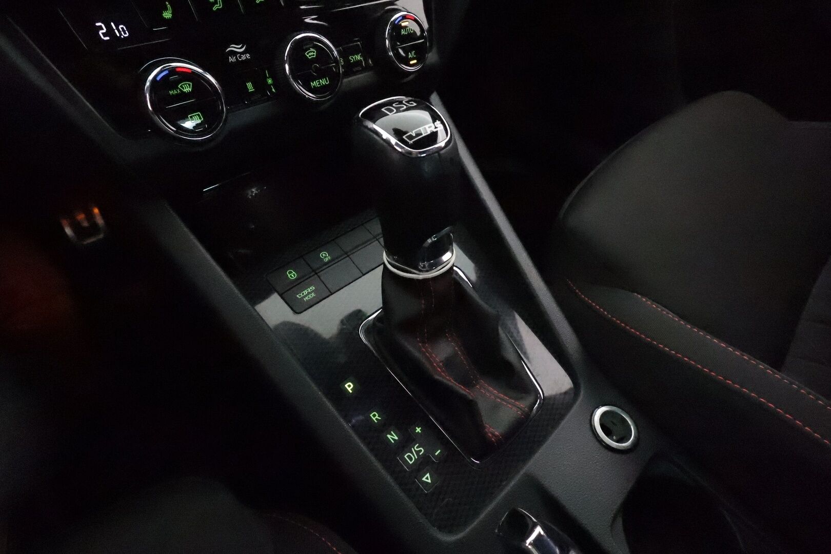 Skoda Octavia 2020 2,0 TSI RS BusinessLine DSG Autom. **Adapt.vakkari / Webasto / Muistipenkki / LED / Navi / Sporttipenkit** - Suomi-auto / Kahdet renkaat aluvanteilla / P.kamera / Digimittaristo / Penkinlämmittimet takana / Tuulilasin lämmitin 