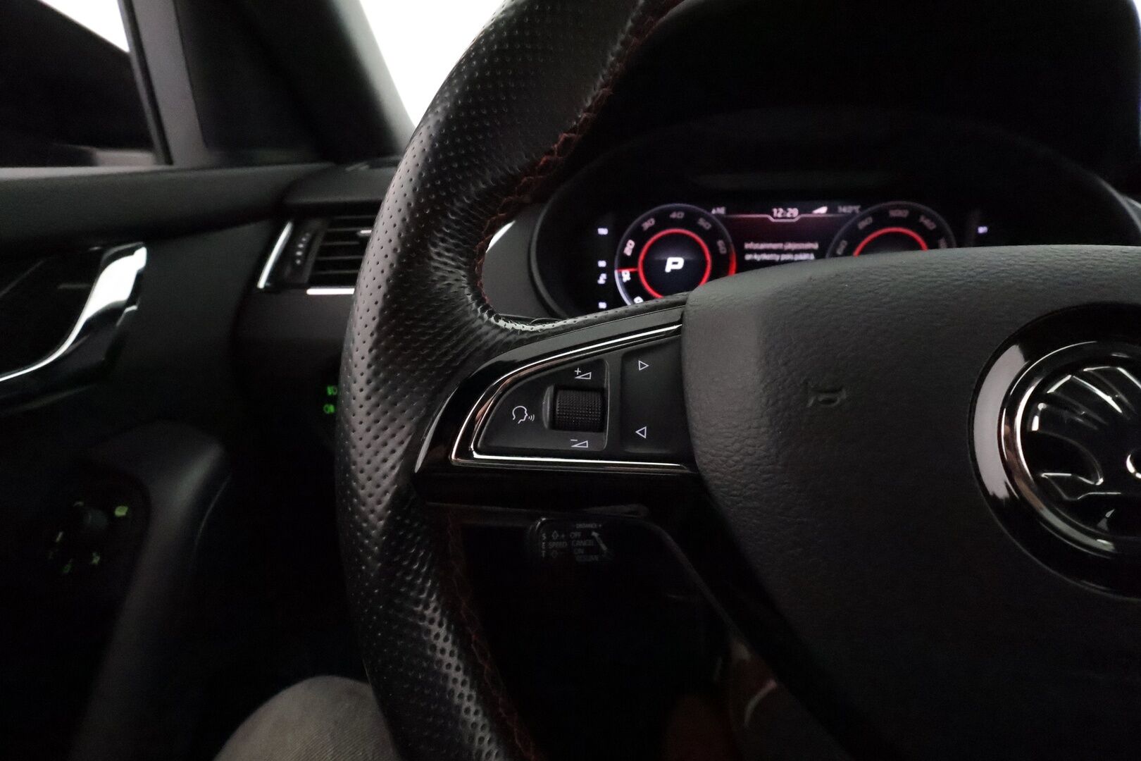 Skoda Octavia 2020 2,0 TSI RS BusinessLine DSG Autom. **Adapt.vakkari / Webasto / Muistipenkki / LED / Navi / Sporttipenkit** - Suomi-auto / Kahdet renkaat aluvanteilla / P.kamera / Digimittaristo / Penkinlämmittimet takana / Tuulilasin lämmitin 