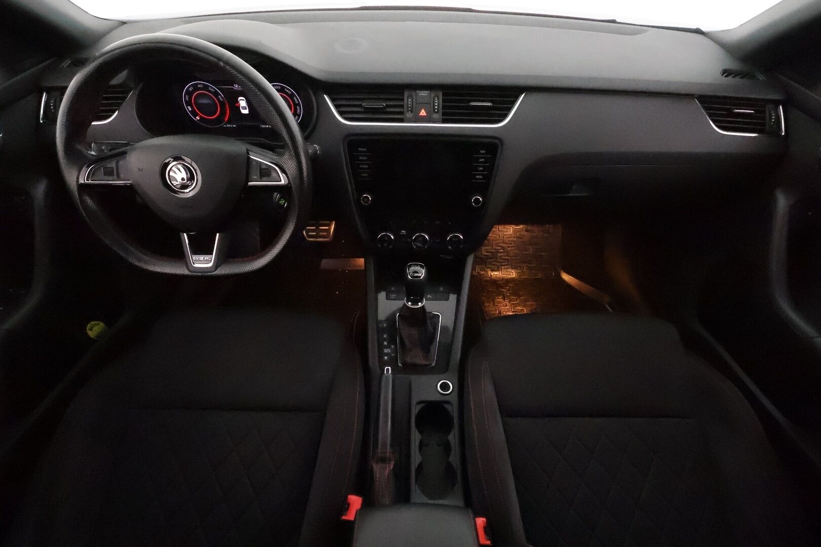 Skoda Octavia 2020 2,0 TSI RS BusinessLine DSG Autom. **Adapt.vakkari / Webasto / Muistipenkki / LED / Navi / Sporttipenkit** - Suomi-auto / Kahdet renkaat aluvanteilla / P.kamera / Digimittaristo / Penkinlämmittimet takana / Tuulilasin lämmitin 