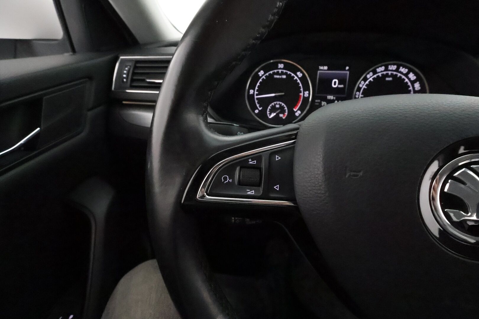 Skoda Superb 2016 2.0 TDi 150 Style DSG Combi **Webasto / Koukku / Adapt.Vakkari / Xenon / Muistipenkki / P.Kamera / Apple&Android - Kahdet Renkaat
