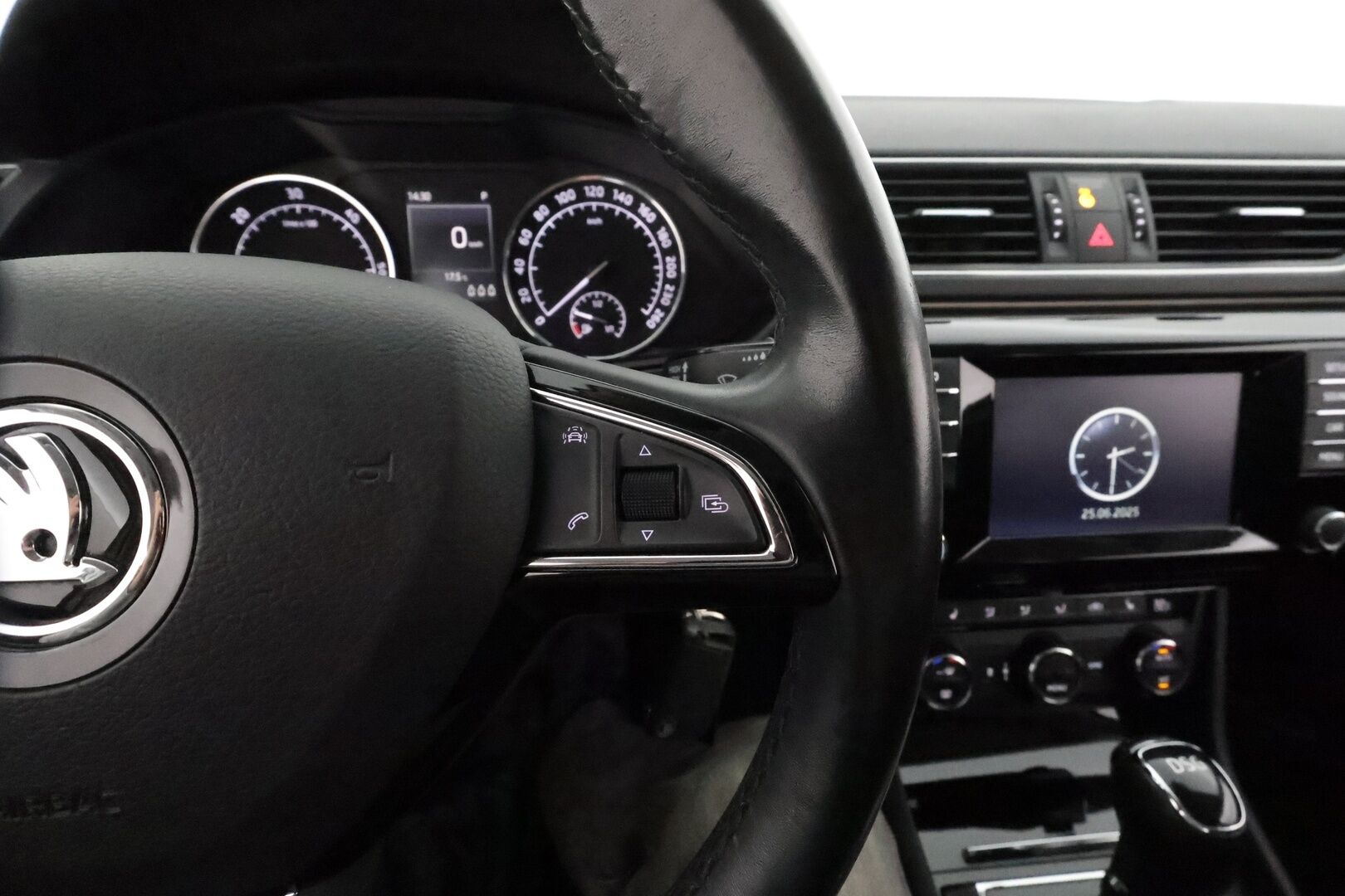 Skoda Superb 2016 2.0 TDi 150 Style DSG Combi **Webasto / Koukku / Adapt.Vakkari / Xenon / Muistipenkki / P.Kamera / Apple&Android - Kahdet Renkaat