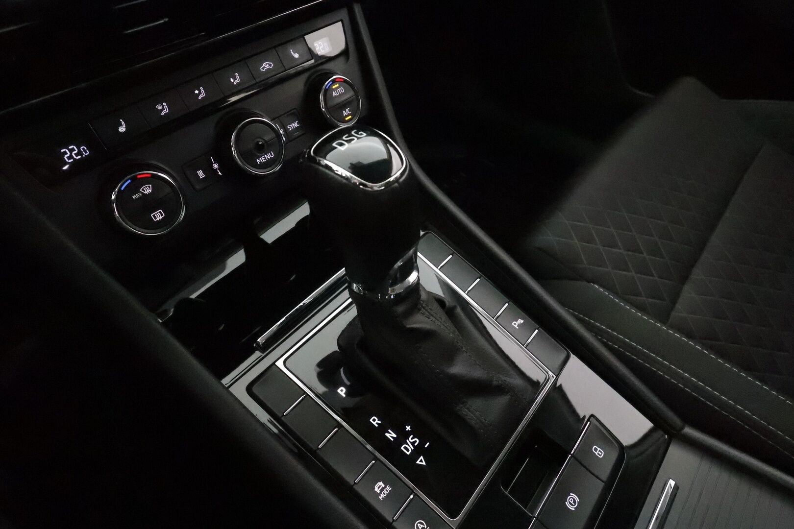 Skoda Superb 2016 2.0 TDi 150 Style DSG Combi **Webasto / Koukku / Adapt.Vakkari / Xenon / Muistipenkki / P.Kamera / Apple&Android - Kahdet Renkaat
