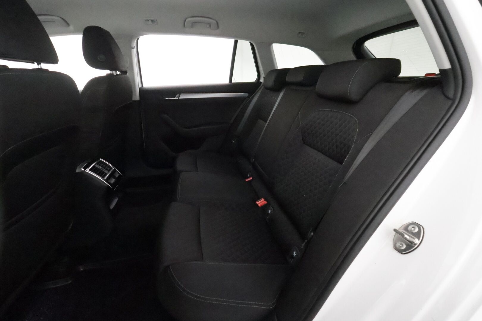 Skoda Superb 2016 2.0 TDi 150 Style DSG Combi **Webasto / Koukku / Adapt.Vakkari / Xenon / Muistipenkki / P.Kamera / Apple&Android - Kahdet Renkaat