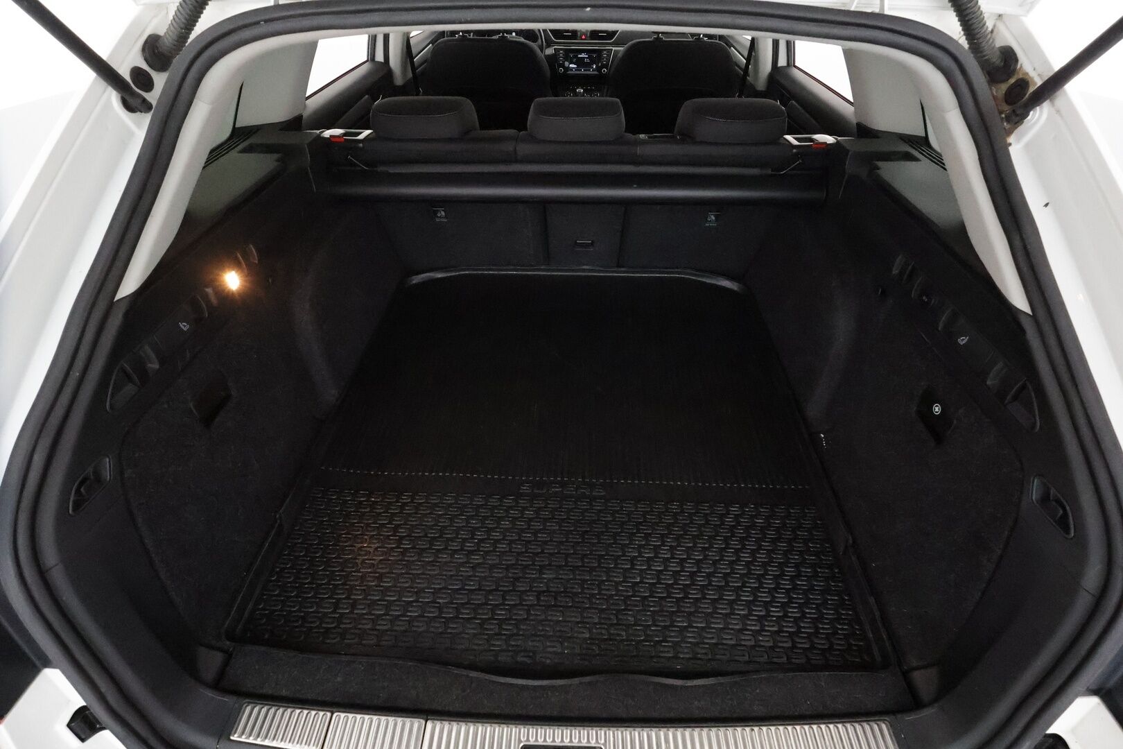 Skoda Superb 2016 2.0 TDi 150 Style DSG Combi **Webasto / Koukku / Adapt.Vakkari / Xenon / Muistipenkki / P.Kamera / Apple&Android - Kahdet Renkaat
