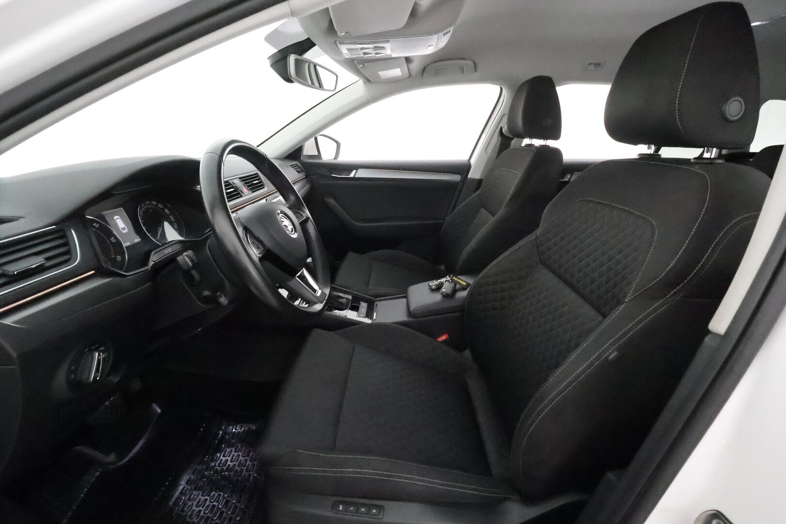 Skoda Superb 2016 2.0 TDi 150 Style DSG Combi **Webasto / Koukku / Adapt.Vakkari / Xenon / Muistipenkki / P.Kamera / Apple&Android - Kahdet Renkaat