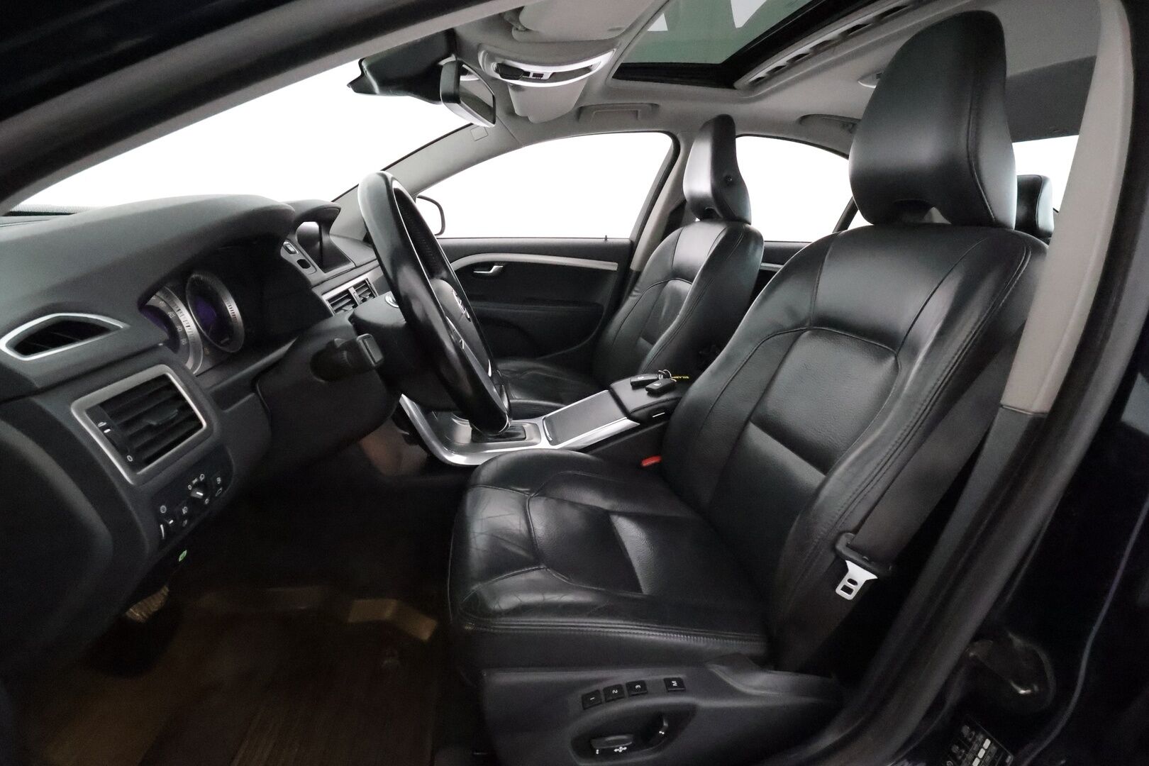 Volvo S80 2013 D4 Summum aut **Webasto / Lasikattoluukku / P.tutkat / Muistipenkki / Navi / Vakkari / KeylessGo / Koukku** - Juuri leimattu! / Kahdet renkaat aluvanteilla / Ei Adblue-järjestelmää