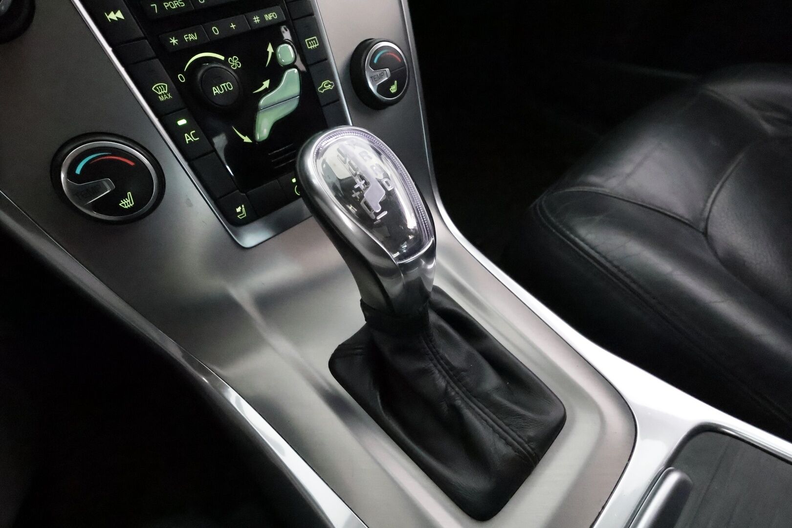 Volvo S80 2013 D4 Summum aut **Webasto / Lasikattoluukku / P.tutkat / Muistipenkki / Navi / Vakkari / KeylessGo / Koukku** - Juuri leimattu! / Kahdet renkaat aluvanteilla / Ei Adblue-järjestelmää
