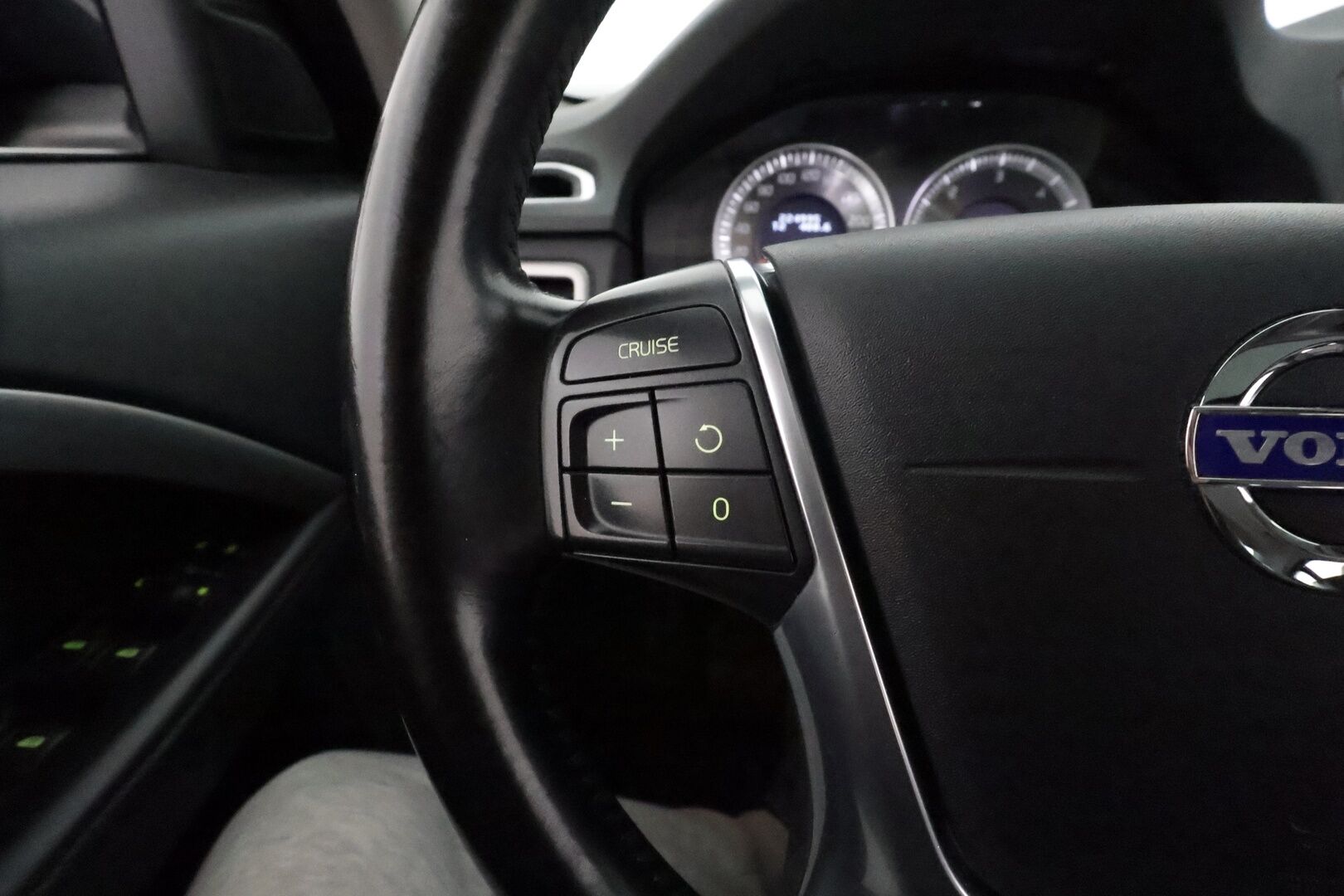 Volvo S80 2013 D4 Summum aut **Webasto / Lasikattoluukku / P.tutkat / Muistipenkki / Navi / Vakkari / KeylessGo / Koukku** - Juuri leimattu! / Kahdet renkaat aluvanteilla / Ei Adblue-järjestelmää